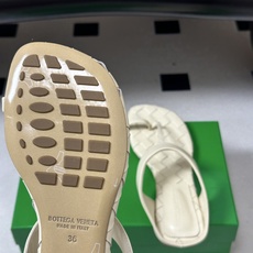 顶级品质 BOTTEGA VENETA 葆蝶家 2026夏季新款 BV Livia 夹趾编织凉拖鞋套趾平底凉拖鞋 经典I 顶级品质 BOTTEGA VENETA 葆蝶家 2026夏季新款 BV Livia 夹趾编织凉拖鞋套趾平底凉拖鞋 经典I