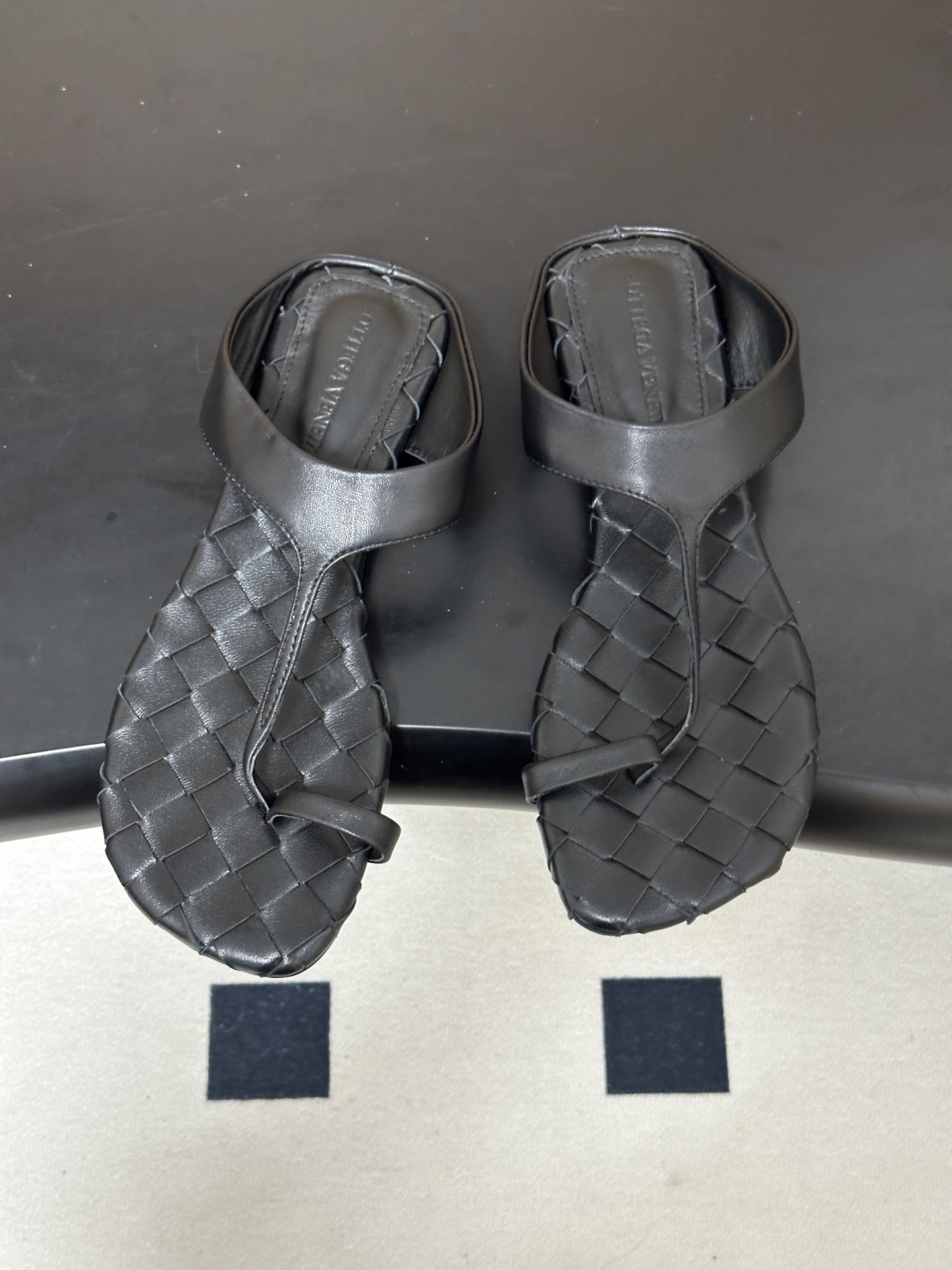 顶级品质 BOTTEGA VENETA 葆蝶家 2026夏季新款 BV Livia 夹趾编织凉拖鞋套趾平底凉拖鞋 经典I 顶级品质 BOTTEGA VENETA 葆蝶家 2026夏季新款 BV Livia 夹趾编织凉拖鞋套趾平底凉拖鞋 经典I