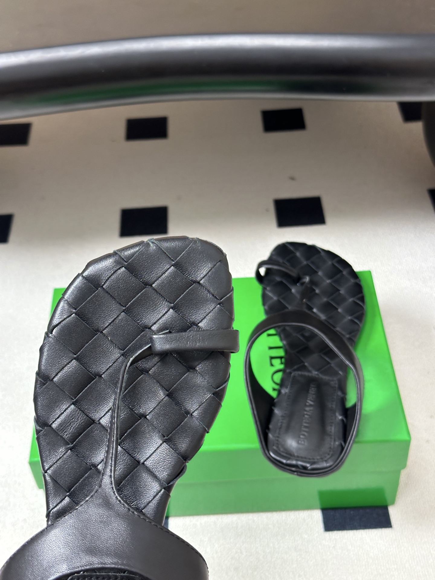 顶级品质 BOTTEGA VENETA 葆蝶家 2026夏季新款 BV Livia 夹趾编织凉拖鞋套趾平底凉拖鞋 经典I 顶级品质 BOTTEGA VENETA 葆蝶家 2026夏季新款 BV Livia 夹趾编织凉拖鞋套趾平底凉拖鞋 经典I