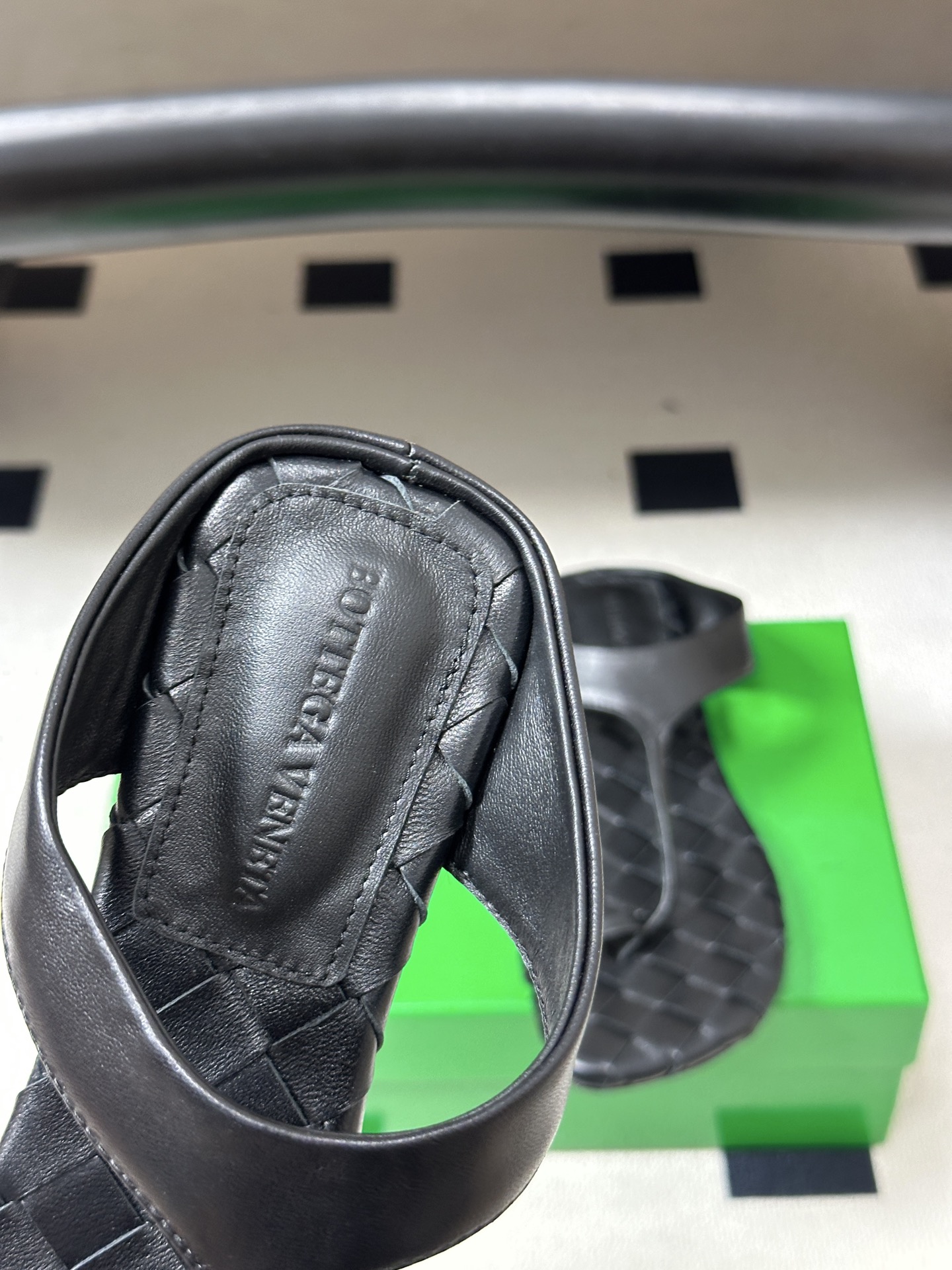 顶级品质 BOTTEGA VENETA 葆蝶家 2026夏季新款 BV Livia 夹趾编织凉拖鞋套趾平底凉拖鞋 经典I 顶级品质 BOTTEGA VENETA 葆蝶家 2026夏季新款 BV Livia 夹趾编织凉拖鞋套趾平底凉拖鞋 经典I