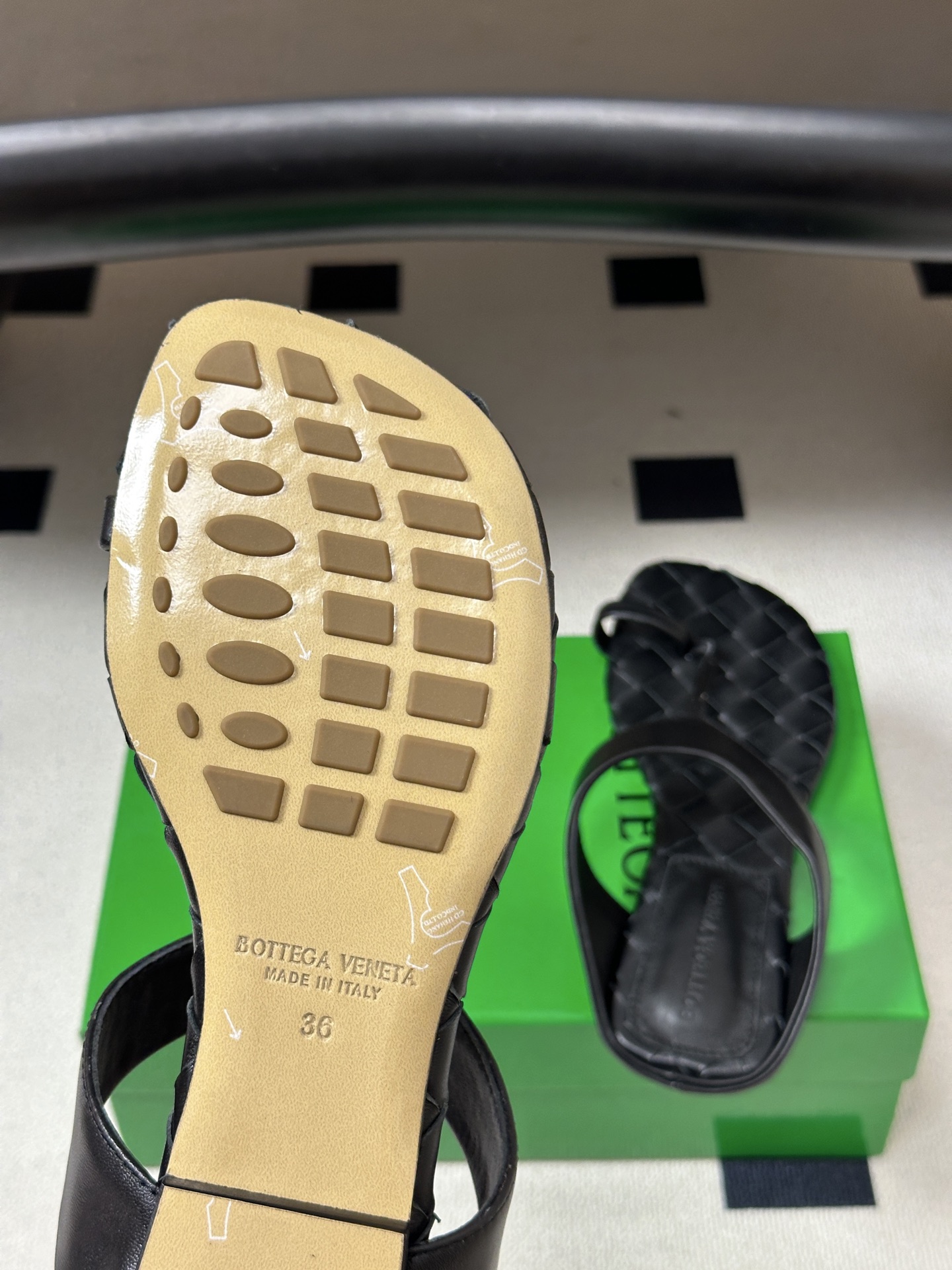 顶级品质 BOTTEGA VENETA 葆蝶家 2026夏季新款 BV Livia 夹趾编织凉拖鞋套趾平底凉拖鞋 经典I 顶级品质 BOTTEGA VENETA 葆蝶家 2026夏季新款 BV Livia 夹趾编织凉拖鞋套趾平底凉拖鞋 经典I