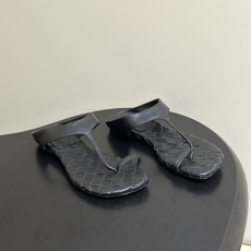 顶级品质 BOTTEGA VENETA 葆蝶家 2026夏季新款 BV Livia 夹趾编织凉拖鞋套趾平底凉拖鞋 经典I 顶级品质 BOTTEGA VENETA 葆蝶家 2026夏季新款 BV Livia 夹趾编织凉拖鞋套趾平底凉拖鞋 经典I