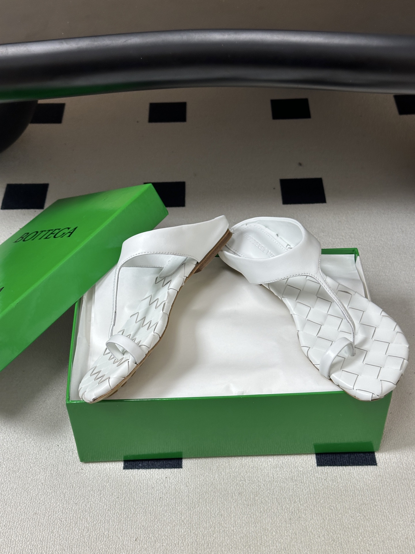 顶级品质 BOTTEGA VENETA 葆蝶家 2026夏季新款 BV Livia 夹趾编织凉拖鞋套趾平底凉拖鞋 经典I 顶级品质 BOTTEGA VENETA 葆蝶家 2026夏季新款 BV Livia 夹趾编织凉拖鞋套趾平底凉拖鞋 经典I