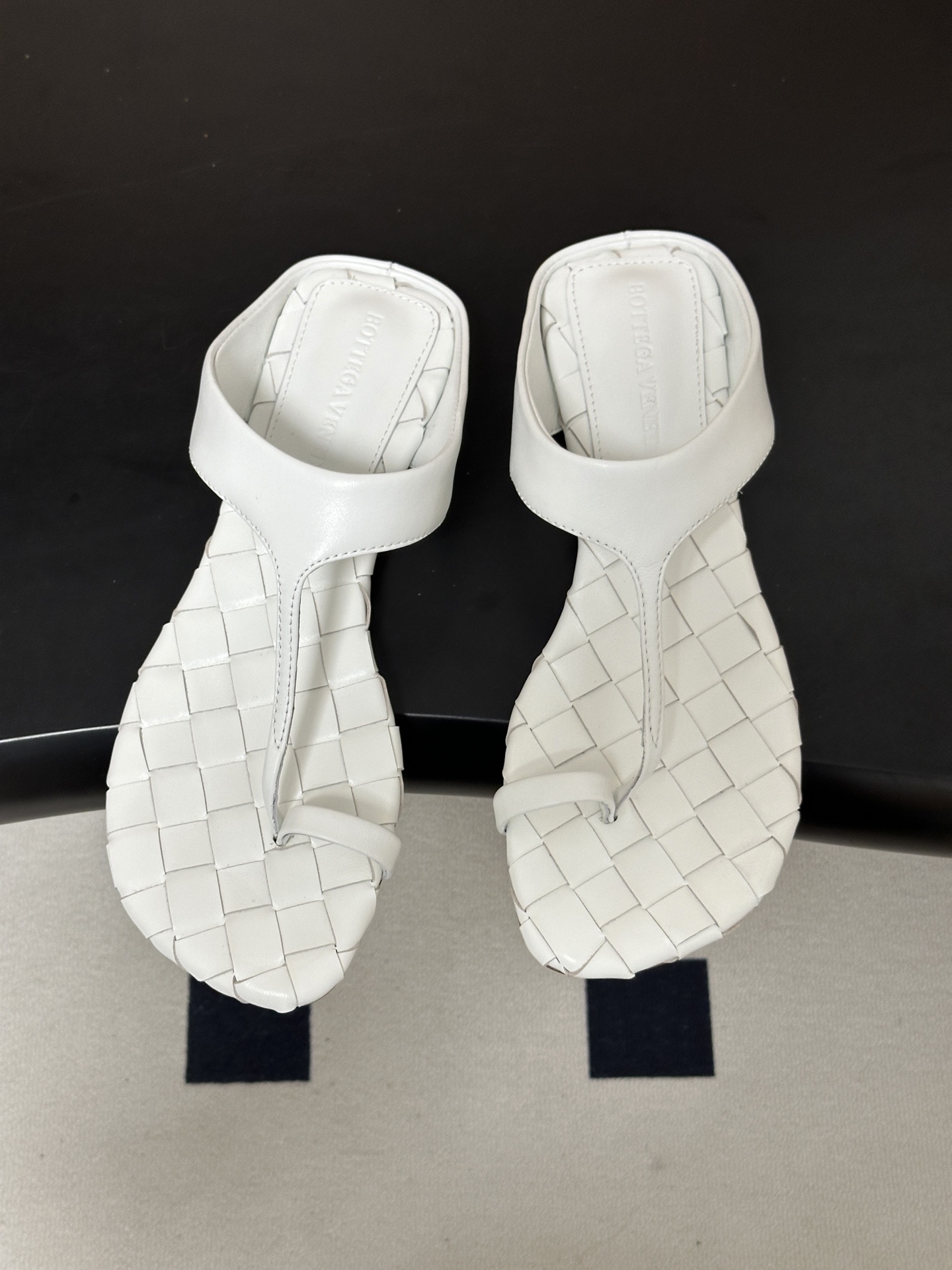 顶级品质 BOTTEGA VENETA 葆蝶家 2026夏季新款 BV Livia 夹趾编织凉拖鞋套趾平底凉拖鞋 经典I 顶级品质 BOTTEGA VENETA 葆蝶家 2026夏季新款 BV Livia 夹趾编织凉拖鞋套趾平底凉拖鞋 经典I