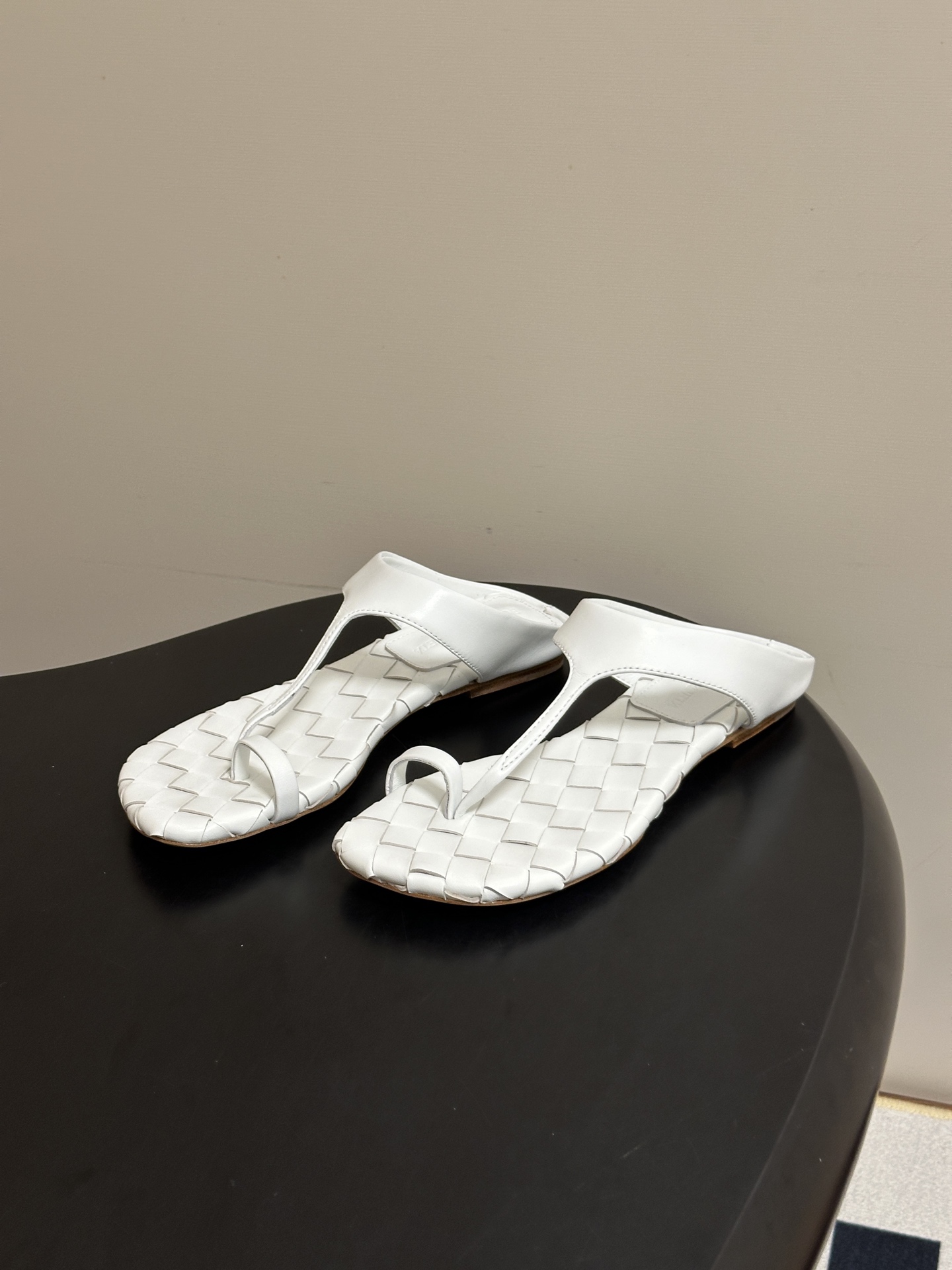 顶级品质 BOTTEGA VENETA 葆蝶家 2026夏季新款 BV Livia 夹趾编织凉拖鞋套趾平底凉拖鞋 经典I 顶级品质 BOTTEGA VENETA 葆蝶家 2026夏季新款 BV Livia 夹趾编织凉拖鞋套趾平底凉拖鞋 经典I