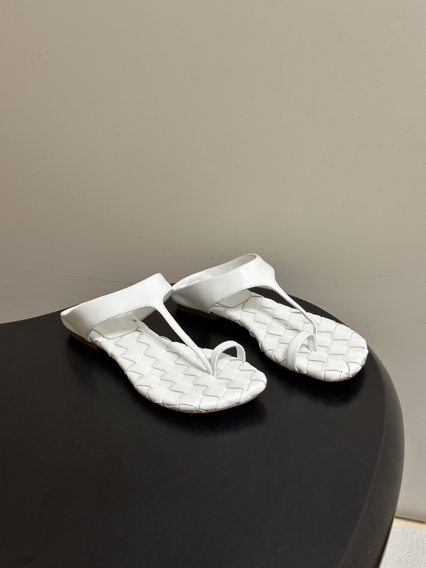 顶级品质 BOTTEGA VENETA 葆蝶家 2026夏季新款 BV Livia 夹趾编织凉拖鞋套趾平底凉拖鞋 经典I 顶级品质 BOTTEGA VENETA 葆蝶家 2026夏季新款 BV Livia 夹趾编织凉拖鞋套趾平底凉拖鞋 经典I