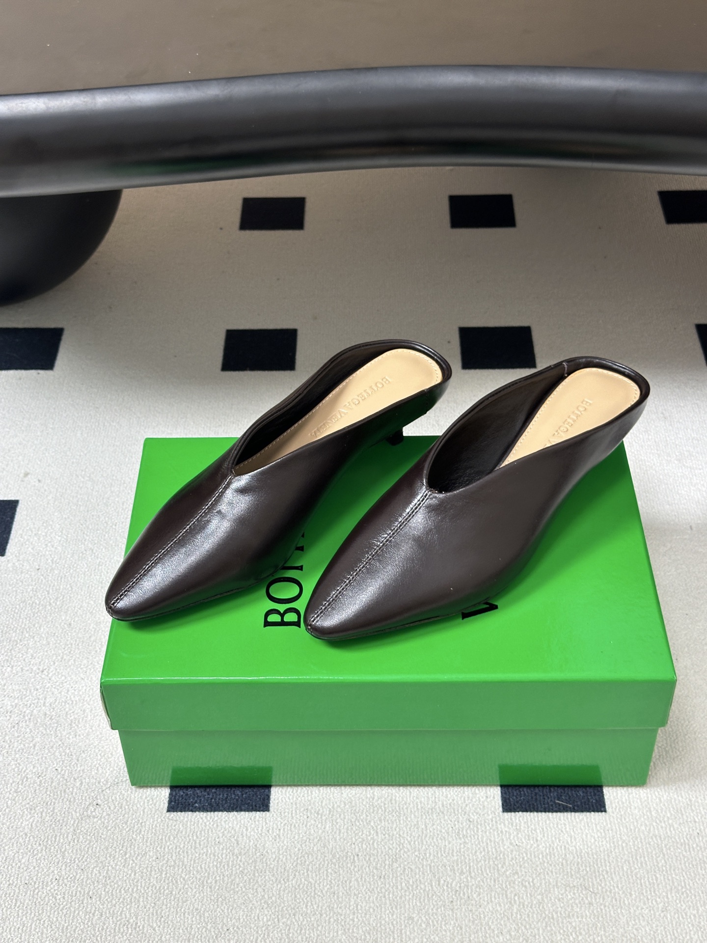 顶级品质 BOTTEGA VENETA 葆蝶家 2026夏季新款 BV Vesta 小猫跟尖头穆勒高跟拖鞋包头半拖鞋 4 顶级品质 BOTTEGA VENETA 葆蝶家 2026夏季新款 BV Vesta 小猫跟尖头穆勒高跟拖鞋包头半拖鞋 4