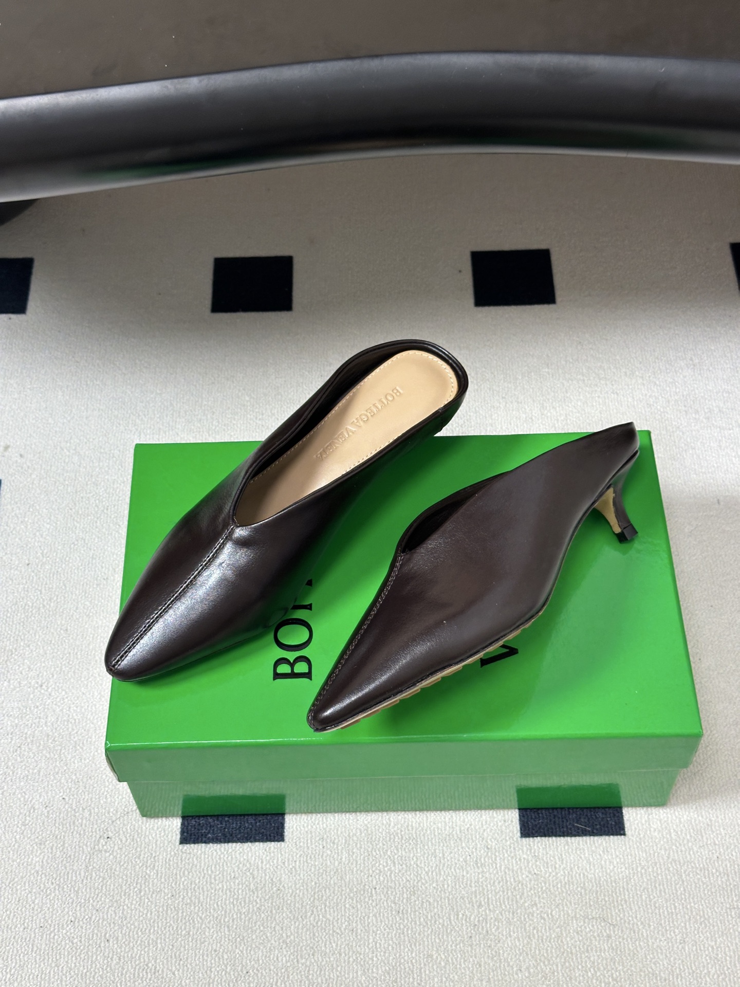 顶级品质 BOTTEGA VENETA 葆蝶家 2026夏季新款 BV Vesta 小猫跟尖头穆勒高跟拖鞋包头半拖鞋 4 顶级品质 BOTTEGA VENETA 葆蝶家 2026夏季新款 BV Vesta 小猫跟尖头穆勒高跟拖鞋包头半拖鞋 4
