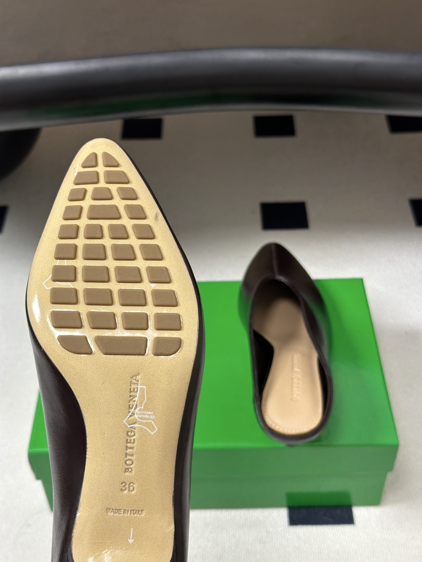 顶级品质 BOTTEGA VENETA 葆蝶家 2026夏季新款 BV Vesta 小猫跟尖头穆勒高跟拖鞋包头半拖鞋 4 顶级品质 BOTTEGA VENETA 葆蝶家 2026夏季新款 BV Vesta 小猫跟尖头穆勒高跟拖鞋包头半拖鞋 4