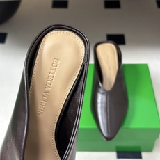 顶级品质 BOTTEGA VENETA 葆蝶家 2026夏季新款 BV Vesta 小猫跟尖头穆勒高跟拖鞋包头半拖鞋 4 顶级品质 BOTTEGA VENETA 葆蝶家 2026夏季新款 BV Vesta 小猫跟尖头穆勒高跟拖鞋包头半拖鞋 4