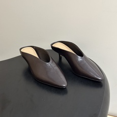 顶级品质 BOTTEGA VENETA 葆蝶家 2026夏季新款 BV Vesta 小猫跟尖头穆勒高跟拖鞋包头半拖鞋 4 顶级品质 BOTTEGA VENETA 葆蝶家 2026夏季新款 BV Vesta 小猫跟尖头穆勒高跟拖鞋包头半拖鞋 4