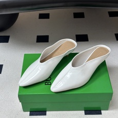 顶级品质 BOTTEGA VENETA 葆蝶家 2026夏季新款 BV Vesta 小猫跟尖头穆勒高跟拖鞋包头半拖鞋 4 顶级品质 BOTTEGA VENETA 葆蝶家 2026夏季新款 BV Vesta 小猫跟尖头穆勒高跟拖鞋包头半拖鞋 4