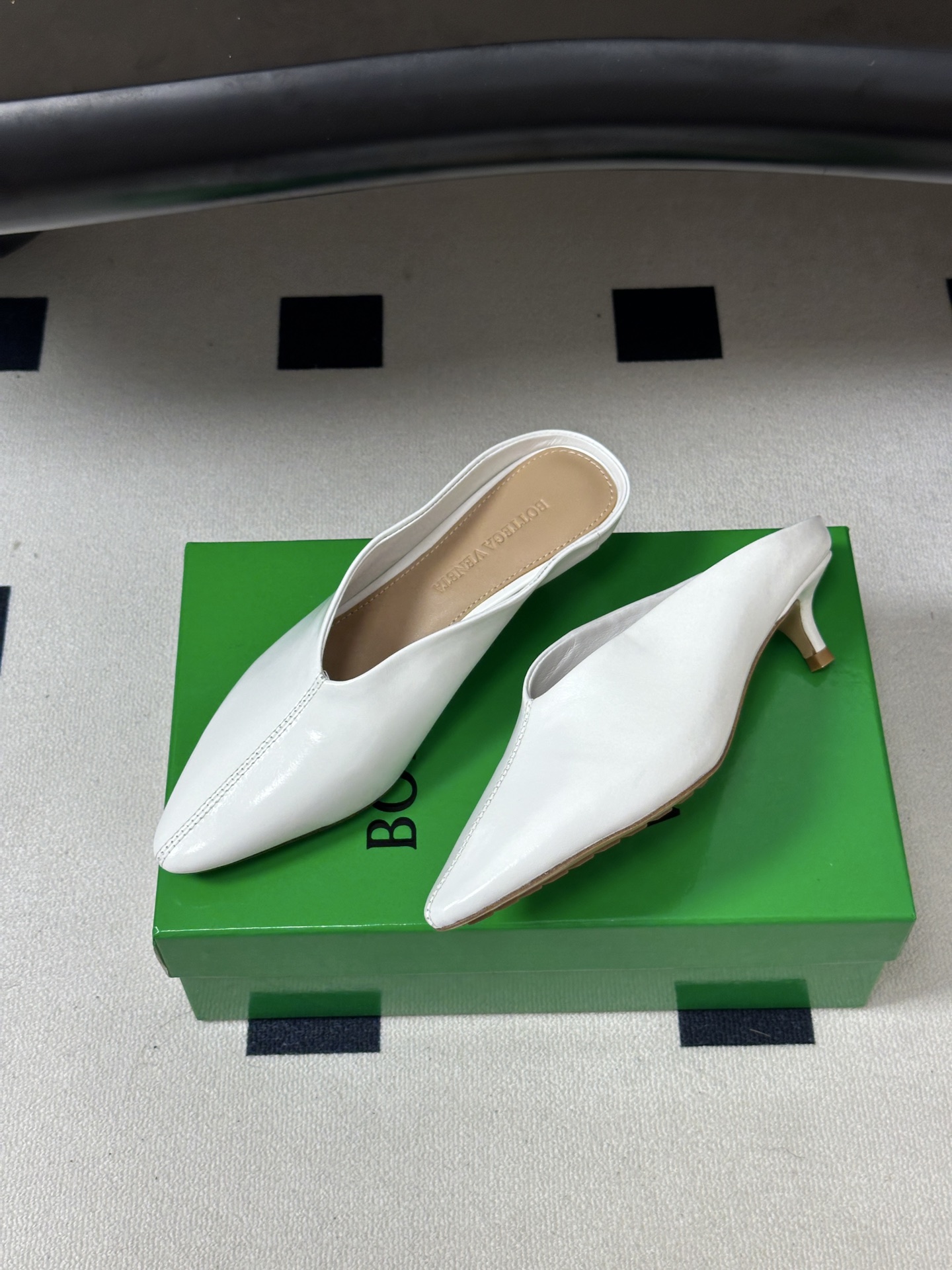 顶级品质 BOTTEGA VENETA 葆蝶家 2026夏季新款 BV Vesta 小猫跟尖头穆勒高跟拖鞋包头半拖鞋 4 顶级品质 BOTTEGA VENETA 葆蝶家 2026夏季新款 BV Vesta 小猫跟尖头穆勒高跟拖鞋包头半拖鞋 4