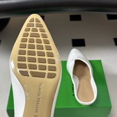 顶级品质 BOTTEGA VENETA 葆蝶家 2026夏季新款 BV Vesta 小猫跟尖头穆勒高跟拖鞋包头半拖鞋 4 顶级品质 BOTTEGA VENETA 葆蝶家 2026夏季新款 BV Vesta 小猫跟尖头穆勒高跟拖鞋包头半拖鞋 4