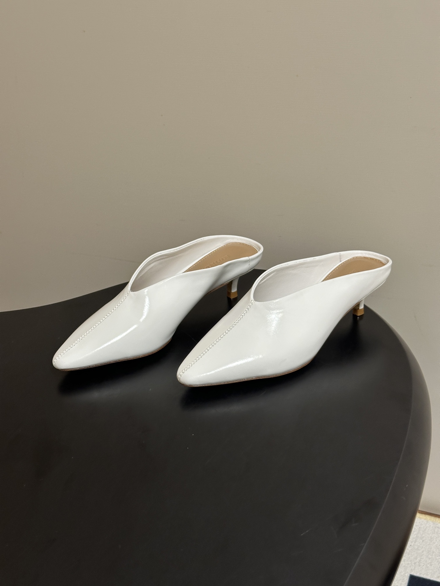 顶级品质 BOTTEGA VENETA 葆蝶家 2026夏季新款 BV Vesta 小猫跟尖头穆勒高跟拖鞋包头半拖鞋 4 顶级品质 BOTTEGA VENETA 葆蝶家 2026夏季新款 BV Vesta 小猫跟尖头穆勒高跟拖鞋包头半拖鞋 4