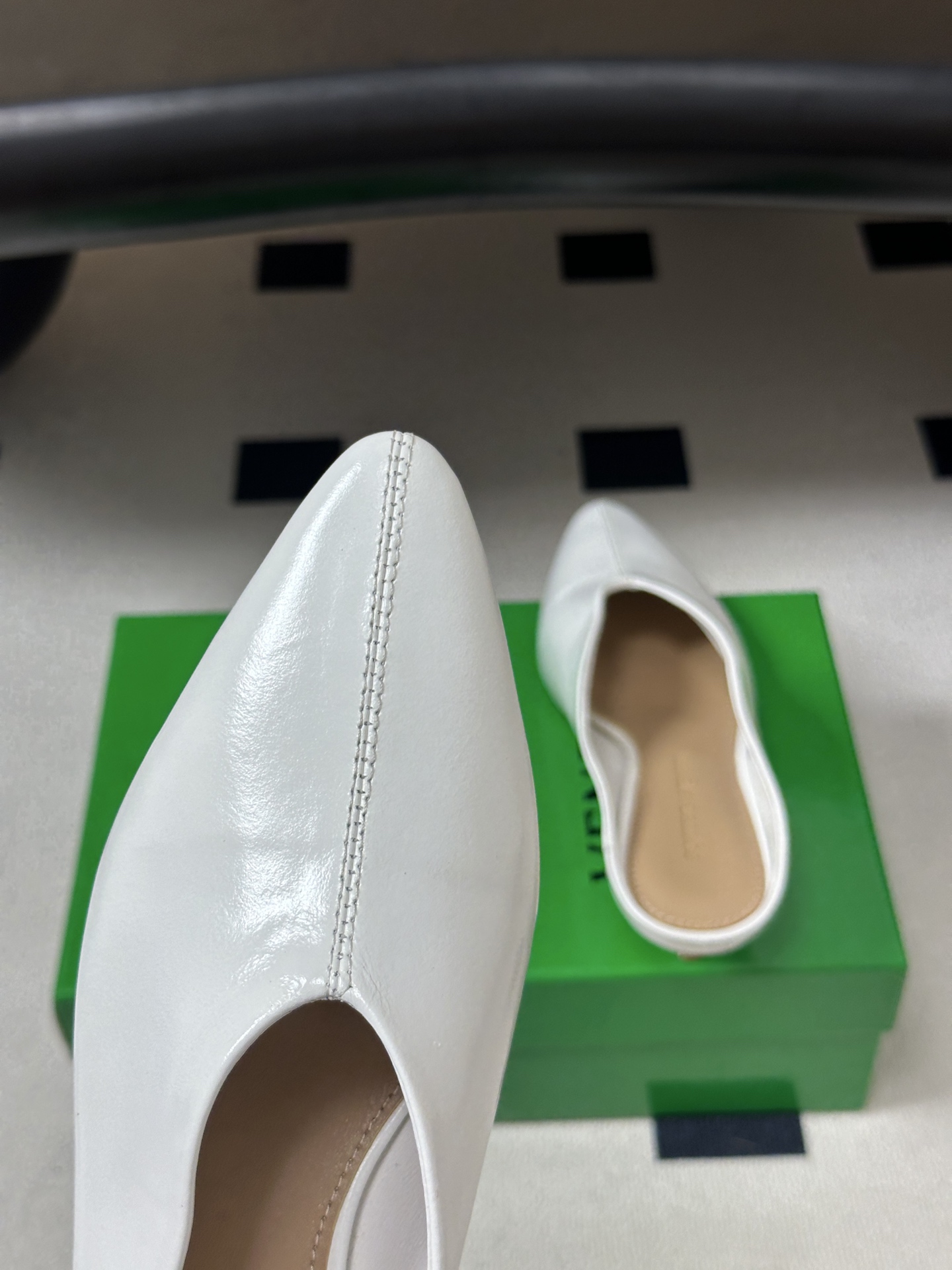 顶级品质 BOTTEGA VENETA 葆蝶家 2026夏季新款 BV Vesta 小猫跟尖头穆勒高跟拖鞋包头半拖鞋 4 顶级品质 BOTTEGA VENETA 葆蝶家 2026夏季新款 BV Vesta 小猫跟尖头穆勒高跟拖鞋包头半拖鞋 4