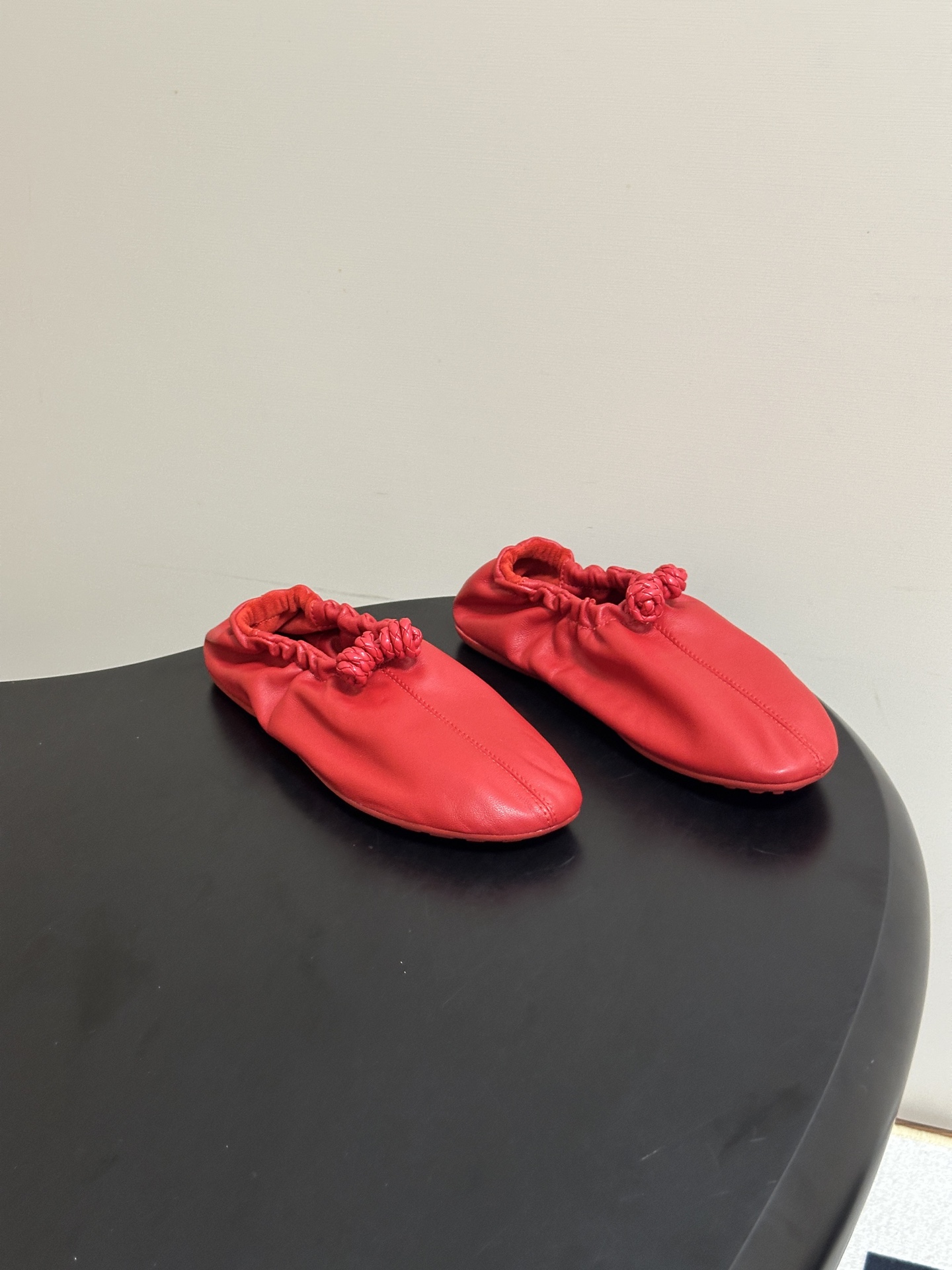 顶级品质 BOTTEGA VENETA 葆蝶家 2026夏季新款 BV Fantasmina芭蕾舞鞋深口松紧带平底奶奶鞋 顶级品质 BOTTEGA VENETA 葆蝶家 2026夏季新款 BV Fantasmina芭蕾舞鞋深口松紧带平底奶奶鞋