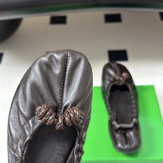 顶级品质 BOTTEGA VENETA 葆蝶家 2026夏季新款 BV Fantasmina芭蕾舞鞋深口松紧带平底奶奶鞋 顶级品质 BOTTEGA VENETA 葆蝶家 2026夏季新款 BV Fantasmina芭蕾舞鞋深口松紧带平底奶奶鞋