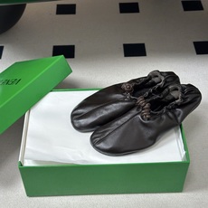 顶级品质 BOTTEGA VENETA 葆蝶家 2026夏季新款 BV Fantasmina芭蕾舞鞋深口松紧带平底奶奶鞋 顶级品质 BOTTEGA VENETA 葆蝶家 2026夏季新款 BV Fantasmina芭蕾舞鞋深口松紧带平底奶奶鞋