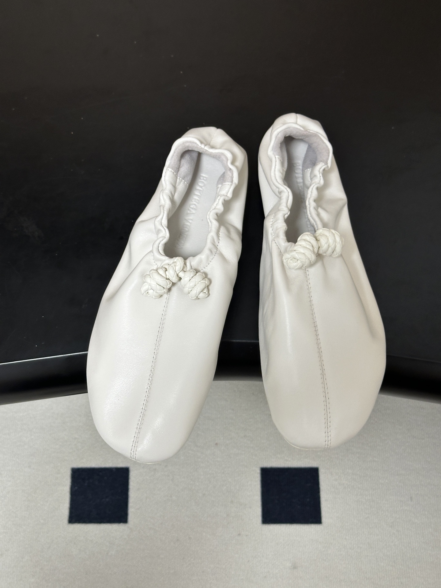 顶级品质 BOTTEGA VENETA 葆蝶家 2026夏季新款 BV Fantasmina芭蕾舞鞋深口松紧带平底奶奶鞋 顶级品质 BOTTEGA VENETA 葆蝶家 2026夏季新款 BV Fantasmina芭蕾舞鞋深口松紧带平底奶奶鞋