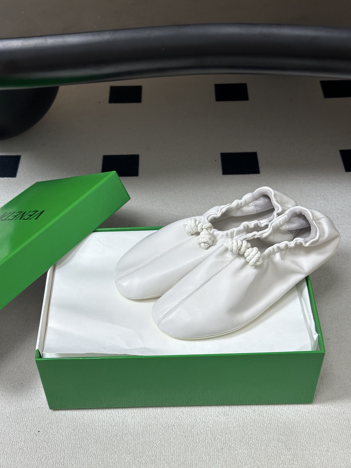 顶级品质 BOTTEGA VENETA 葆蝶家 2026夏季新款 BV Fantasmina芭蕾舞鞋深口松紧带平底奶奶鞋 顶级品质 BOTTEGA VENETA 葆蝶家 2026夏季新款 BV Fantasmina芭蕾舞鞋深口松紧带平底奶奶鞋