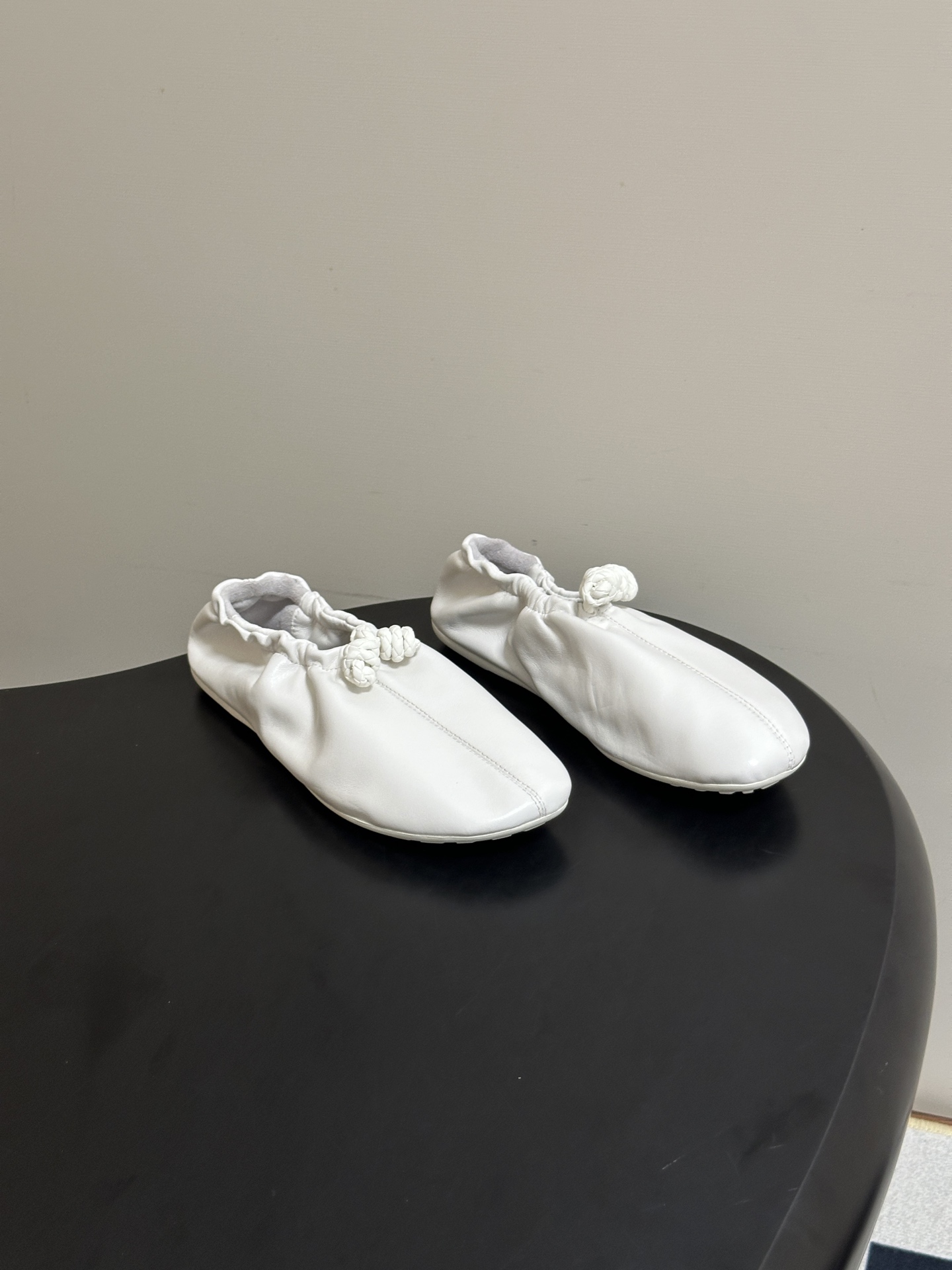 顶级品质 BOTTEGA VENETA 葆蝶家 2026夏季新款 BV Fantasmina芭蕾舞鞋深口松紧带平底奶奶鞋 顶级品质 BOTTEGA VENETA 葆蝶家 2026夏季新款 BV Fantasmina芭蕾舞鞋深口松紧带平底奶奶鞋