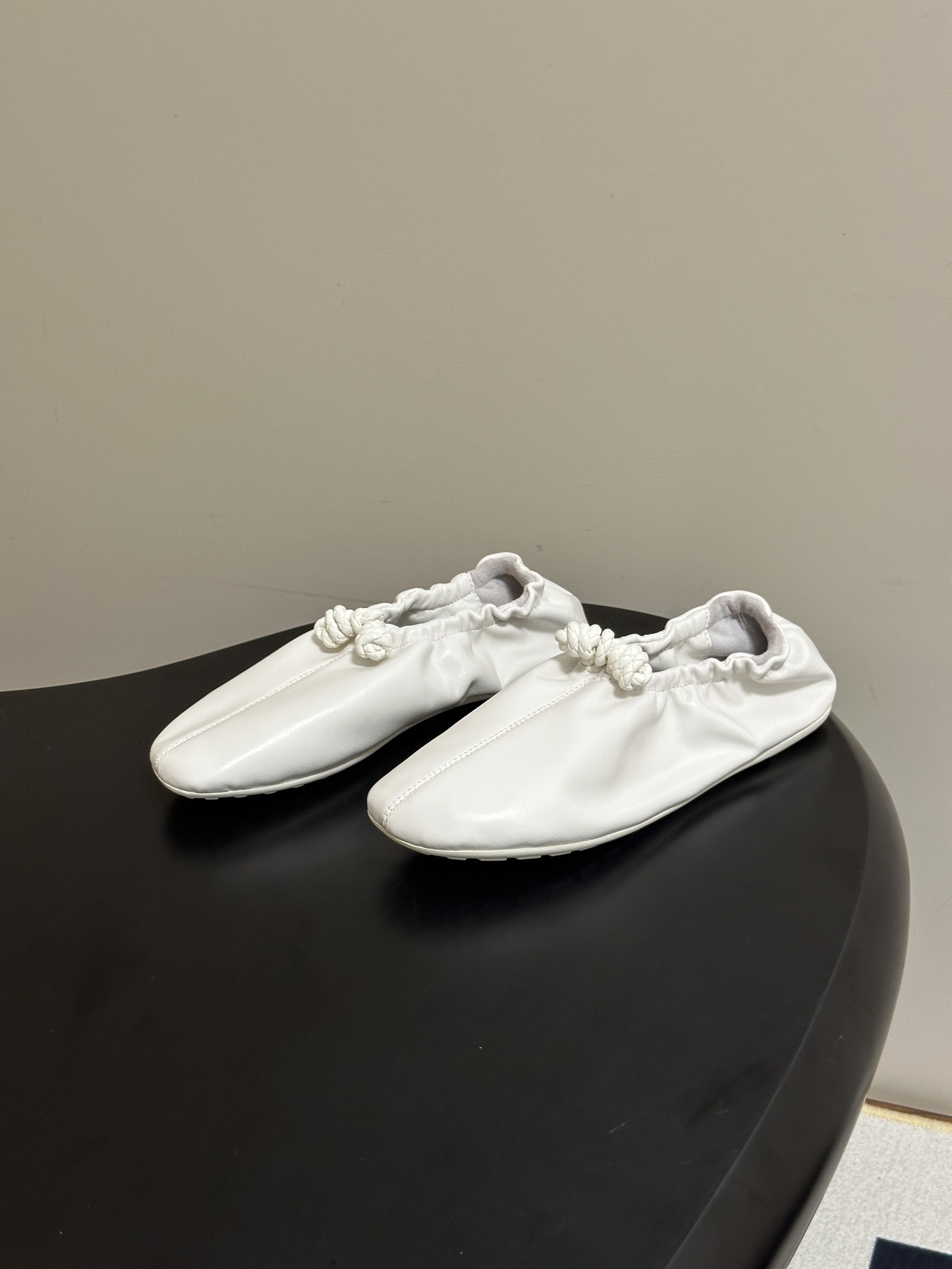 顶级品质 BOTTEGA VENETA 葆蝶家 2026夏季新款 BV Fantasmina芭蕾舞鞋深口松紧带平底奶奶鞋 顶级品质 BOTTEGA VENETA 葆蝶家 2026夏季新款 BV Fantasmina芭蕾舞鞋深口松紧带平底奶奶鞋