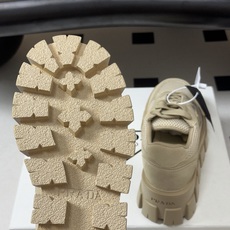 Prada 普拉达 26Fw秋季新款Monolith绒面皮革与网眼织物运动鞋超软松糕厚底系带网面休闲鞋 这款前卫新颖的运 Prada 普拉达 26Fw秋季新款Monolith绒面皮革与网眼织物运动鞋超软松糕厚底系带网面休闲鞋 这款前卫新颖的运