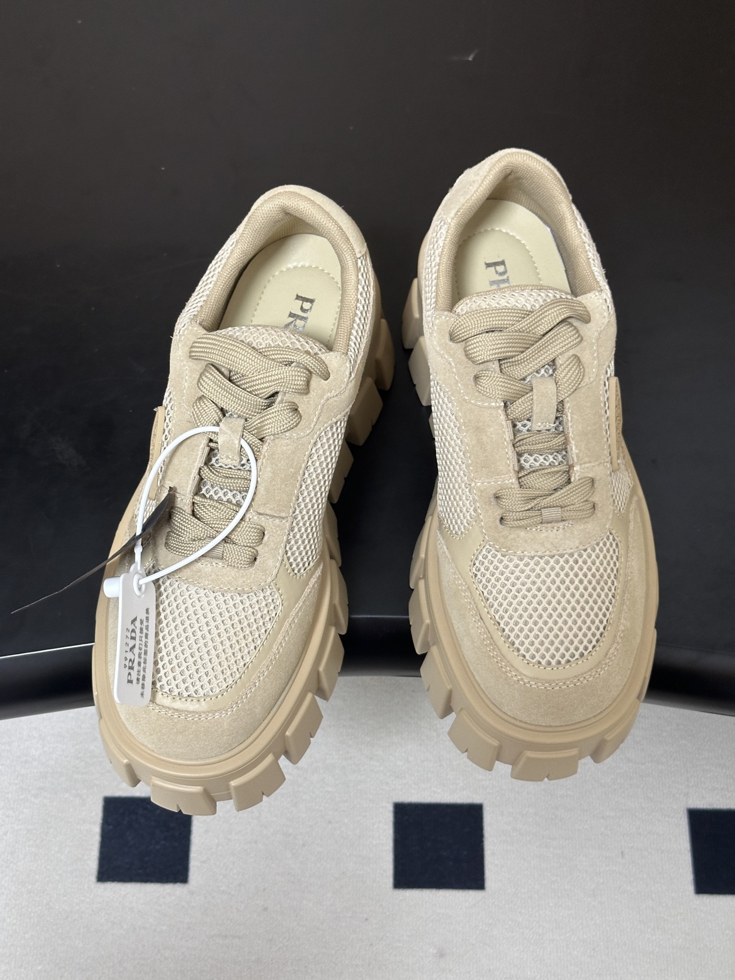 Prada 普拉达 26Fw秋季新款Monolith绒面皮革与网眼织物运动鞋超软松糕厚底系带网面休闲鞋 这款前卫新颖的运 Prada 普拉达 26Fw秋季新款Monolith绒面皮革与网眼织物运动鞋超软松糕厚底系带网面休闲鞋 这款前卫新颖的运