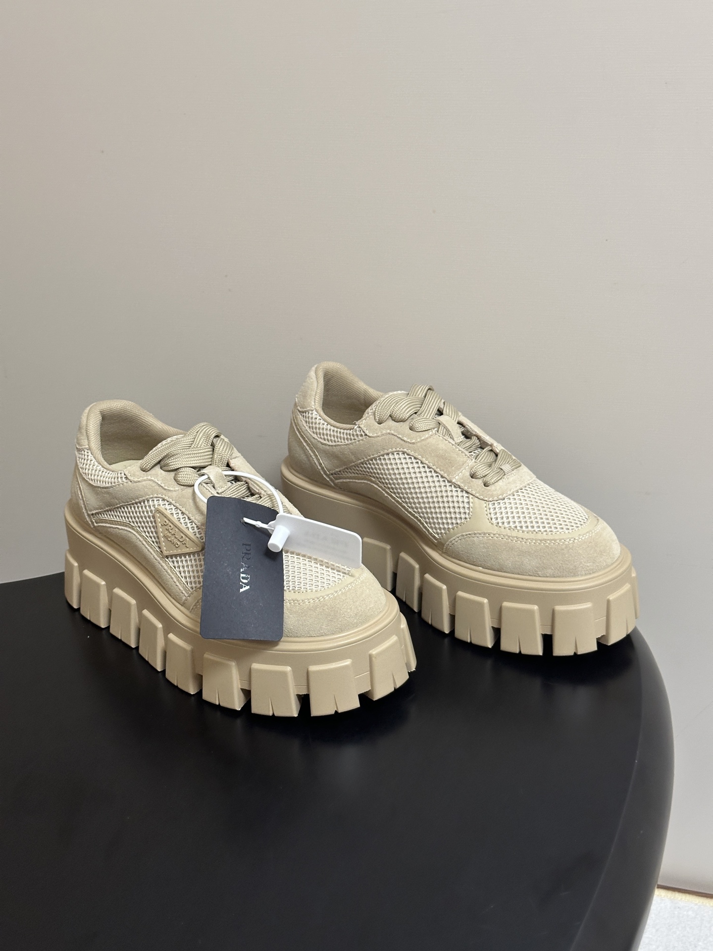 Prada 普拉达 26Fw秋季新款Monolith绒面皮革与网眼织物运动鞋超软松糕厚底系带网面休闲鞋 这款前卫新颖的运 Prada 普拉达 26Fw秋季新款Monolith绒面皮革与网眼织物运动鞋超软松糕厚底系带网面休闲鞋 这款前卫新颖的运