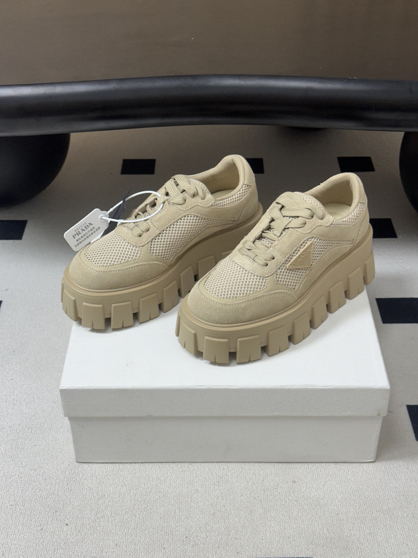 Prada 普拉达 26Fw秋季新款Monolith绒面皮革与网眼织物运动鞋超软松糕厚底系带网面休闲鞋 这款前卫新颖的运 Prada 普拉达 26Fw秋季新款Monolith绒面皮革与网眼织物运动鞋超软松糕厚底系带网面休闲鞋 这款前卫新颖的运