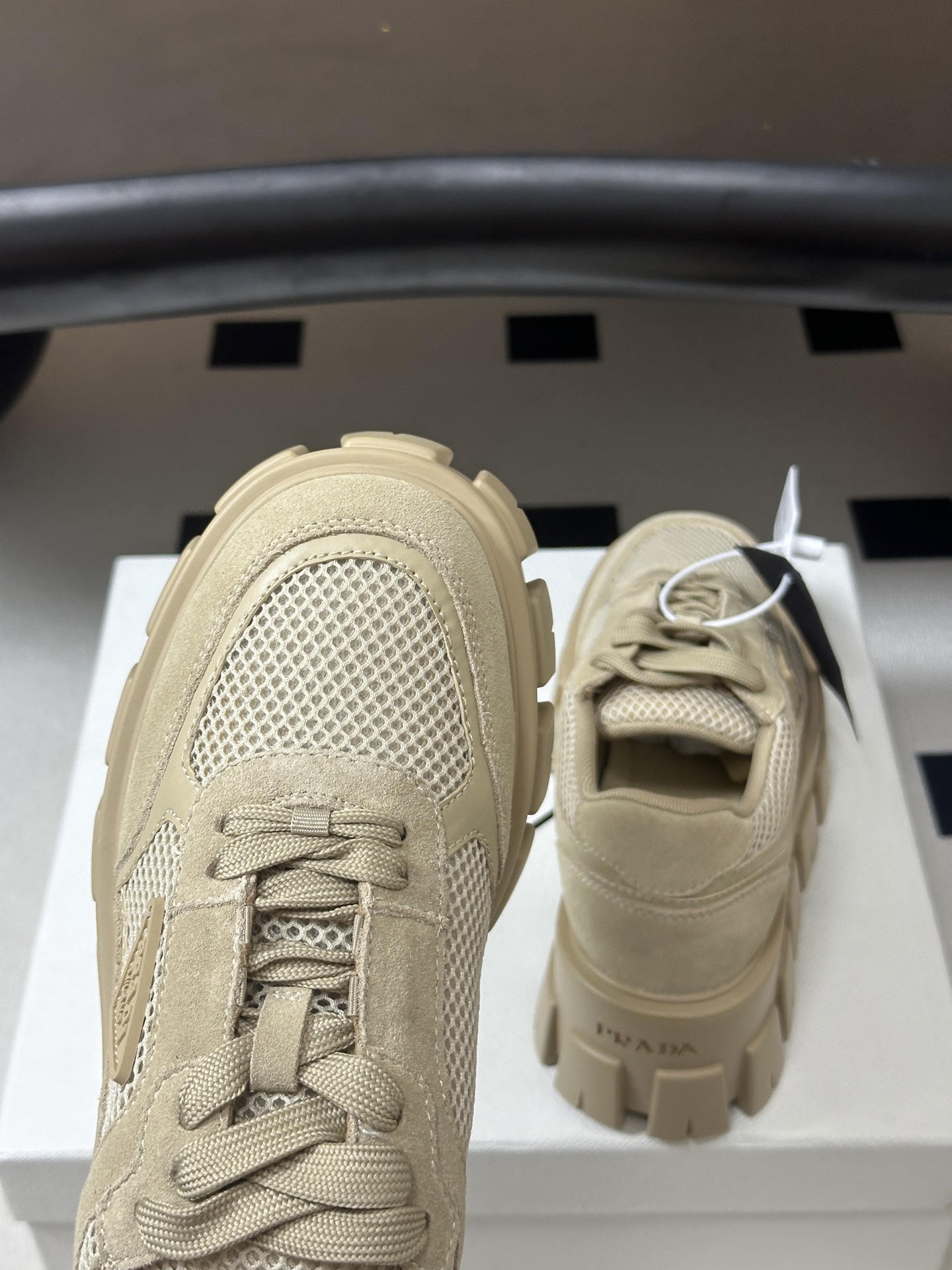 Prada 普拉达 26Fw秋季新款Monolith绒面皮革与网眼织物运动鞋超软松糕厚底系带网面休闲鞋 这款前卫新颖的运 Prada 普拉达 26Fw秋季新款Monolith绒面皮革与网眼织物运动鞋超软松糕厚底系带网面休闲鞋 这款前卫新颖的运