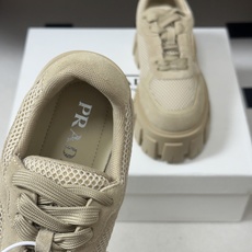 Prada 普拉达 26Fw秋季新款Monolith绒面皮革与网眼织物运动鞋超软松糕厚底系带网面休闲鞋 这款前卫新颖的运 Prada 普拉达 26Fw秋季新款Monolith绒面皮革与网眼织物运动鞋超软松糕厚底系带网面休闲鞋 这款前卫新颖的运