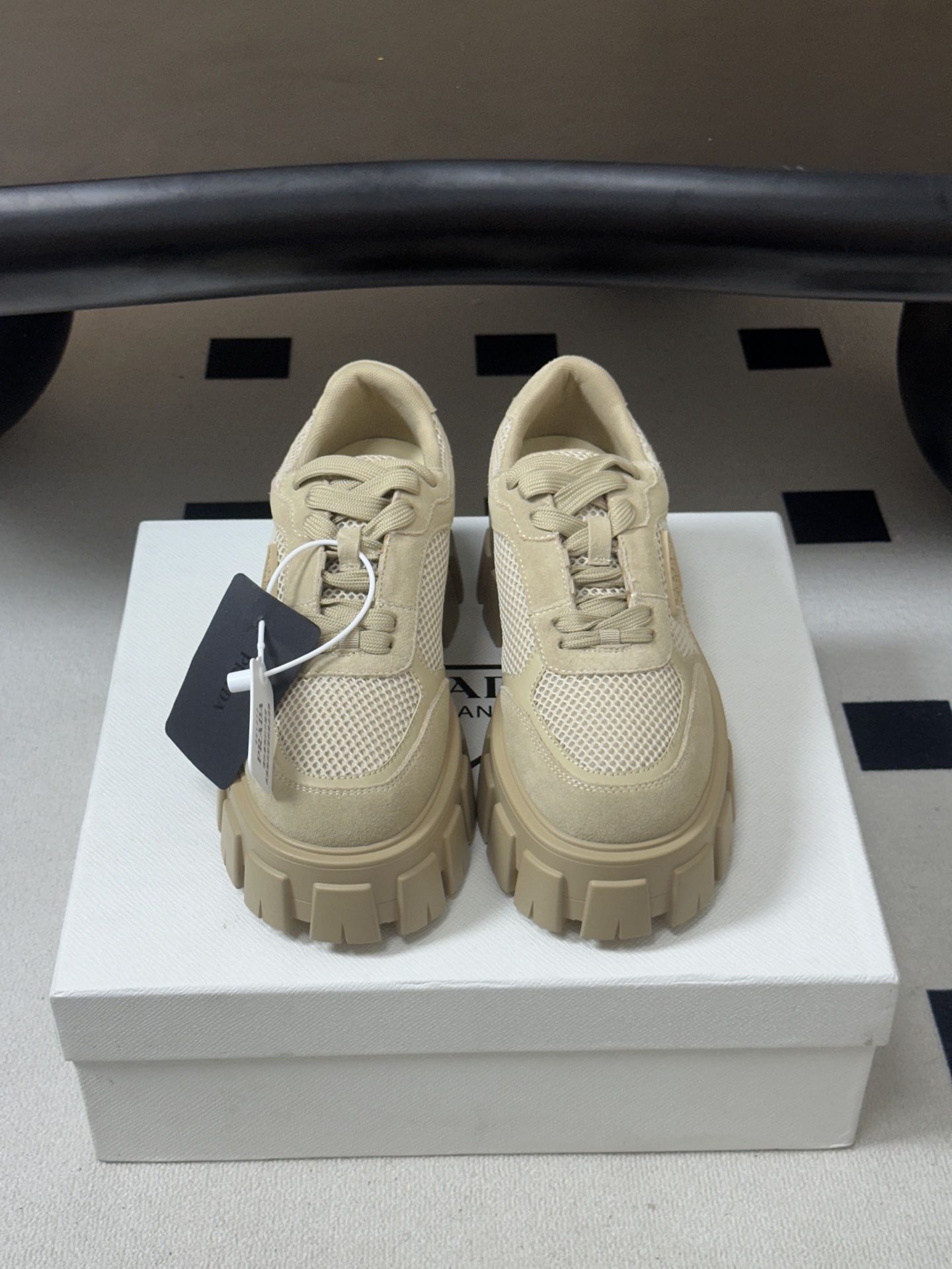Prada 普拉达 26Fw秋季新款Monolith绒面皮革与网眼织物运动鞋超软松糕厚底系带网面休闲鞋 这款前卫新颖的运 Prada 普拉达 26Fw秋季新款Monolith绒面皮革与网眼织物运动鞋超软松糕厚底系带网面休闲鞋 这款前卫新颖的运
