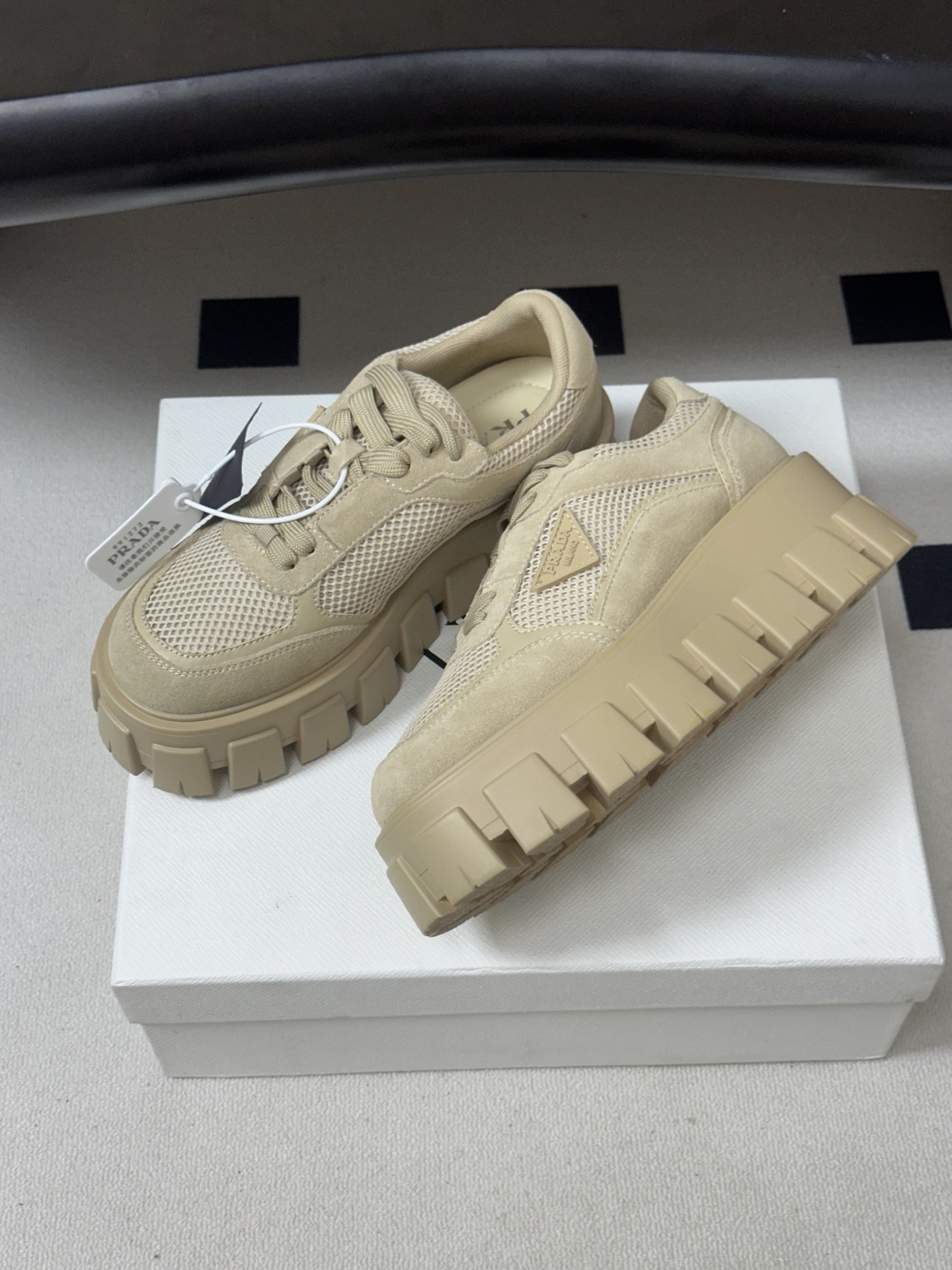 Prada 普拉达 26Fw秋季新款Monolith绒面皮革与网眼织物运动鞋超软松糕厚底系带网面休闲鞋 这款前卫新颖的运 Prada 普拉达 26Fw秋季新款Monolith绒面皮革与网眼织物运动鞋超软松糕厚底系带网面休闲鞋 这款前卫新颖的运