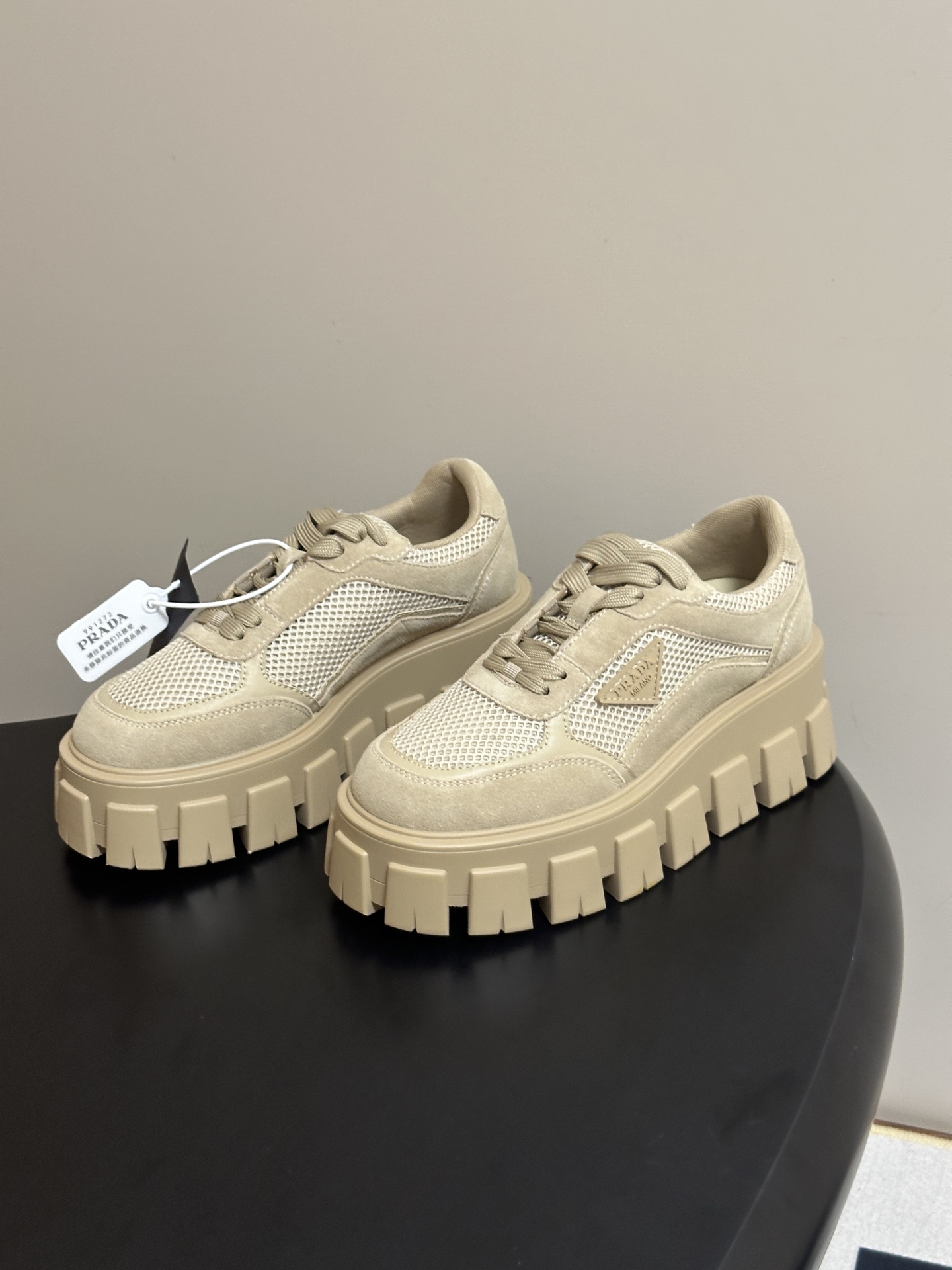 Prada 普拉达 26Fw秋季新款Monolith绒面皮革与网眼织物运动鞋超软松糕厚底系带网面休闲鞋 这款前卫新颖的运 Prada 普拉达 26Fw秋季新款Monolith绒面皮革与网眼织物运动鞋超软松糕厚底系带网面休闲鞋 这款前卫新颖的运