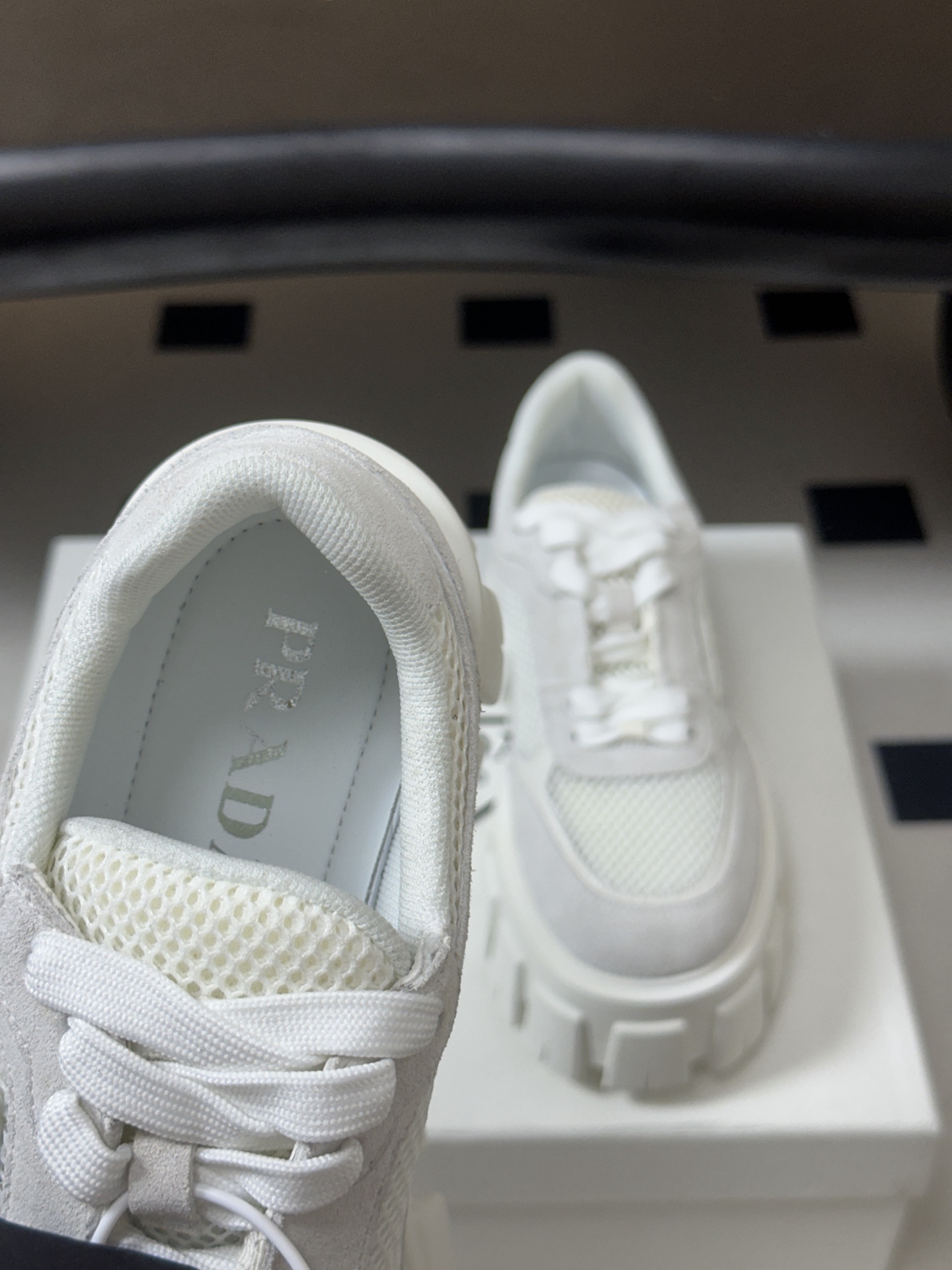 Prada 普拉达 26Fw秋季新款Monolith绒面皮革与网眼织物运动鞋超软松糕厚底系带网面休闲鞋 这款前卫新颖的运 Prada 普拉达 26Fw秋季新款Monolith绒面皮革与网眼织物运动鞋超软松糕厚底系带网面休闲鞋 这款前卫新颖的运
