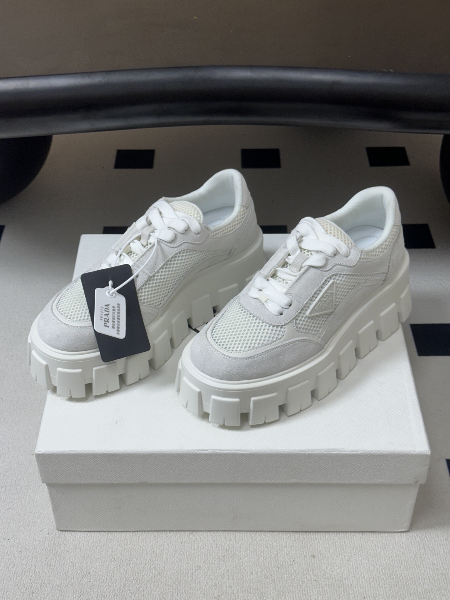 Prada 普拉达 26Fw秋季新款Monolith绒面皮革与网眼织物运动鞋超软松糕厚底系带网面休闲鞋 这款前卫新颖的运 Prada 普拉达 26Fw秋季新款Monolith绒面皮革与网眼织物运动鞋超软松糕厚底系带网面休闲鞋 这款前卫新颖的运