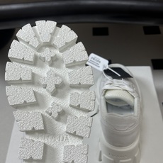 Prada 普拉达 26Fw秋季新款Monolith绒面皮革与网眼织物运动鞋超软松糕厚底系带网面休闲鞋 这款前卫新颖的运 Prada 普拉达 26Fw秋季新款Monolith绒面皮革与网眼织物运动鞋超软松糕厚底系带网面休闲鞋 这款前卫新颖的运