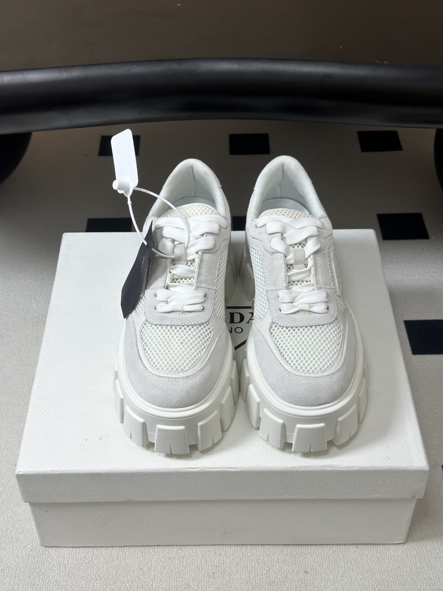Prada 普拉达 26Fw秋季新款Monolith绒面皮革与网眼织物运动鞋超软松糕厚底系带网面休闲鞋 这款前卫新颖的运 Prada 普拉达 26Fw秋季新款Monolith绒面皮革与网眼织物运动鞋超软松糕厚底系带网面休闲鞋 这款前卫新颖的运