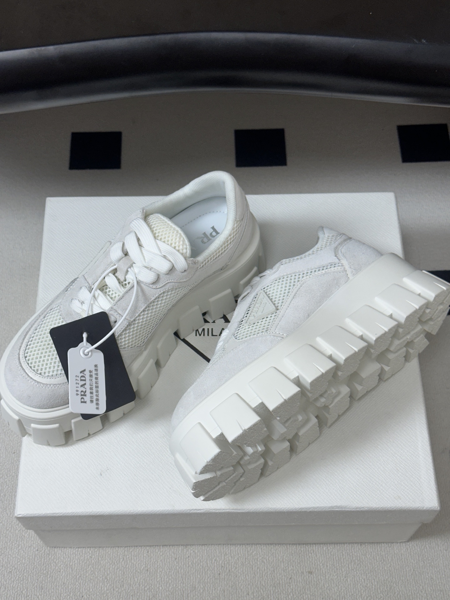 Prada 普拉达 26Fw秋季新款Monolith绒面皮革与网眼织物运动鞋超软松糕厚底系带网面休闲鞋 这款前卫新颖的运 Prada 普拉达 26Fw秋季新款Monolith绒面皮革与网眼织物运动鞋超软松糕厚底系带网面休闲鞋 这款前卫新颖的运