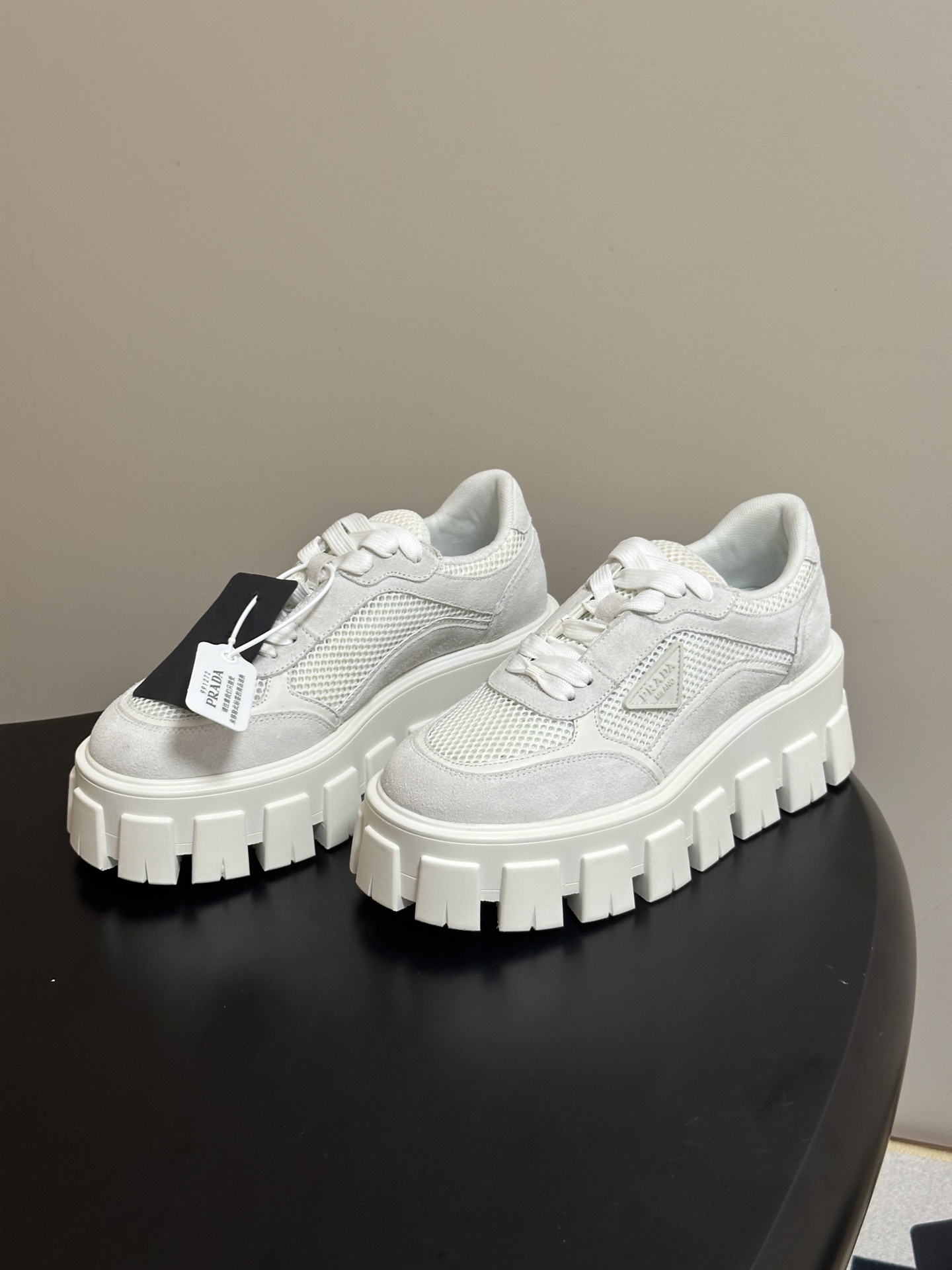 Prada 普拉达 26Fw秋季新款Monolith绒面皮革与网眼织物运动鞋超软松糕厚底系带网面休闲鞋 这款前卫新颖的运 Prada 普拉达 26Fw秋季新款Monolith绒面皮革与网眼织物运动鞋超软松糕厚底系带网面休闲鞋 这款前卫新颖的运