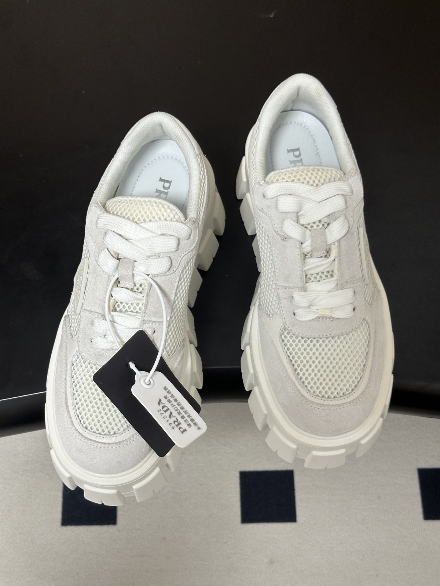 Prada 普拉达 26Fw秋季新款Monolith绒面皮革与网眼织物运动鞋超软松糕厚底系带网面休闲鞋 这款前卫新颖的运 Prada 普拉达 26Fw秋季新款Monolith绒面皮革与网眼织物运动鞋超软松糕厚底系带网面休闲鞋 这款前卫新颖的运