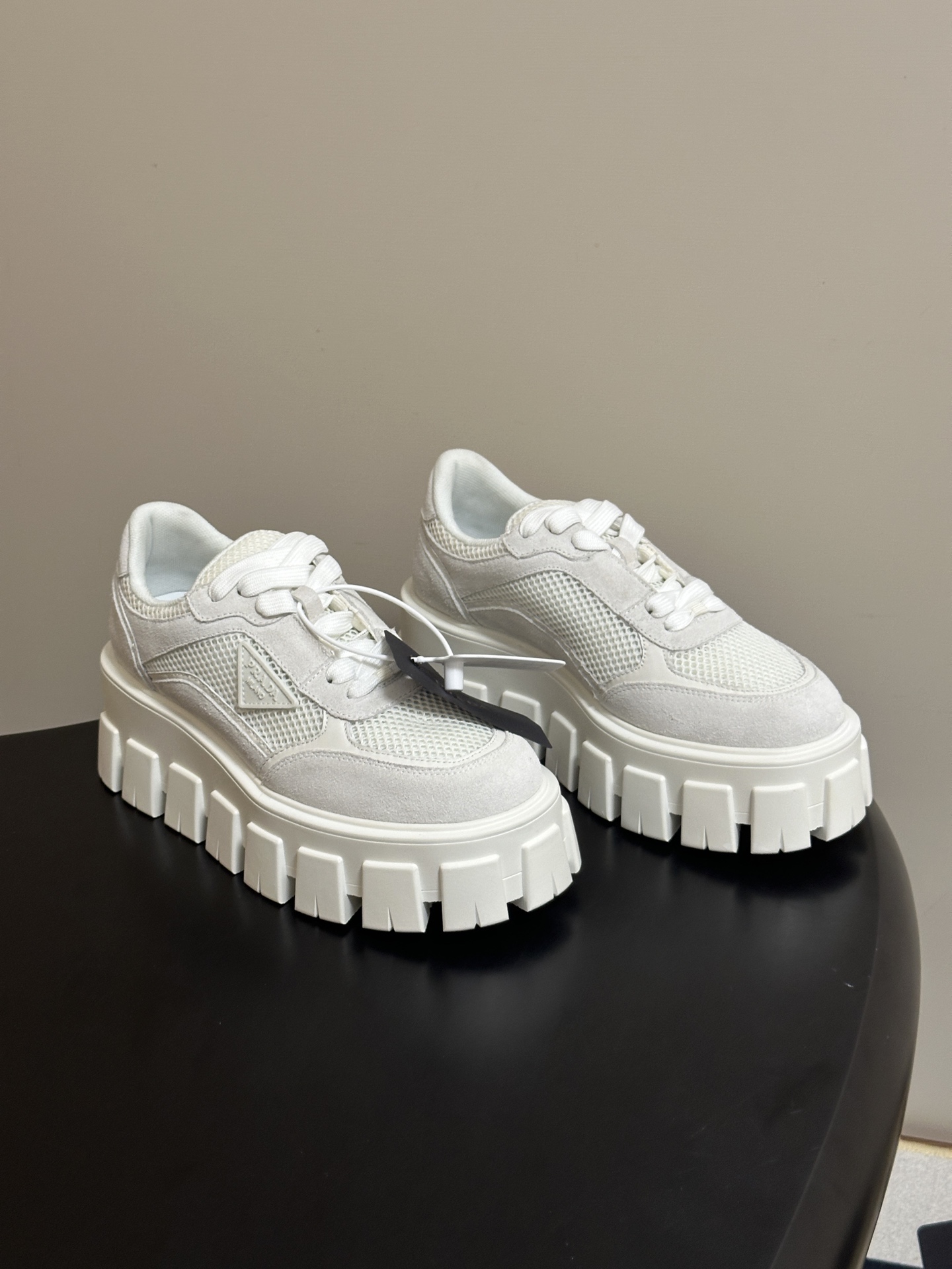 Prada 普拉达 26Fw秋季新款Monolith绒面皮革与网眼织物运动鞋超软松糕厚底系带网面休闲鞋 这款前卫新颖的运 Prada 普拉达 26Fw秋季新款Monolith绒面皮革与网眼织物运动鞋超软松糕厚底系带网面休闲鞋 这款前卫新颖的运