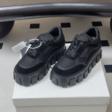 Prada 普拉达 26Fw秋季新款Monolith绒面皮革与网眼织物运动鞋超软松糕厚底系带网面休闲鞋 这款前卫新颖的运 Prada 普拉达 26Fw秋季新款Monolith绒面皮革与网眼织物运动鞋超软松糕厚底系带网面休闲鞋 这款前卫新颖的运