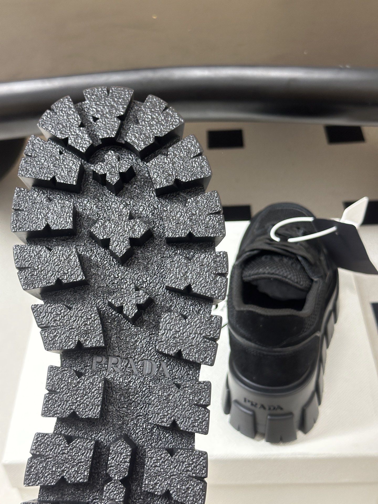 Prada 普拉达 26Fw秋季新款Monolith绒面皮革与网眼织物运动鞋超软松糕厚底系带网面休闲鞋 这款前卫新颖的运 Prada 普拉达 26Fw秋季新款Monolith绒面皮革与网眼织物运动鞋超软松糕厚底系带网面休闲鞋 这款前卫新颖的运