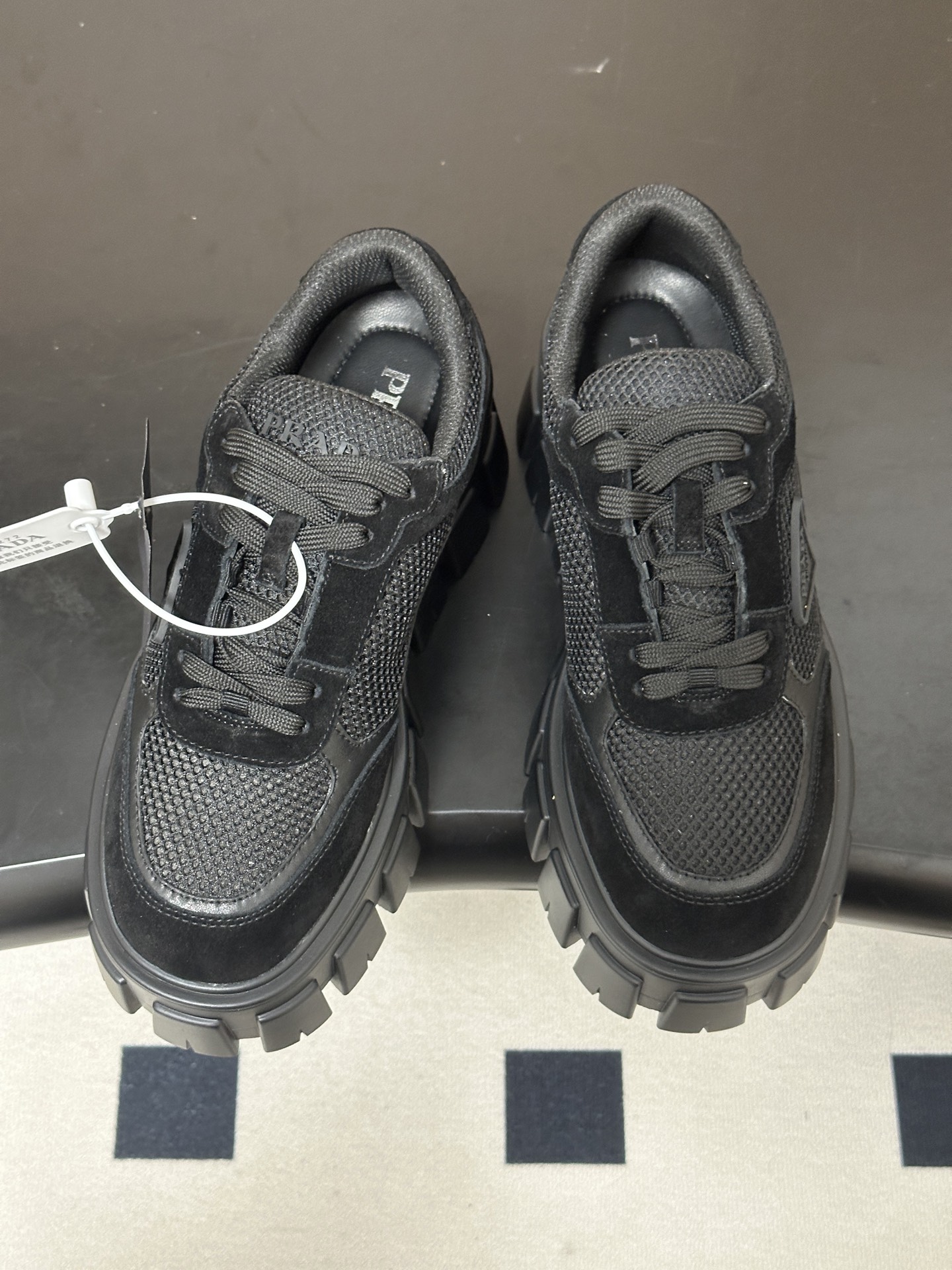 Prada 普拉达 26Fw秋季新款Monolith绒面皮革与网眼织物运动鞋超软松糕厚底系带网面休闲鞋 这款前卫新颖的运 Prada 普拉达 26Fw秋季新款Monolith绒面皮革与网眼织物运动鞋超软松糕厚底系带网面休闲鞋 这款前卫新颖的运
