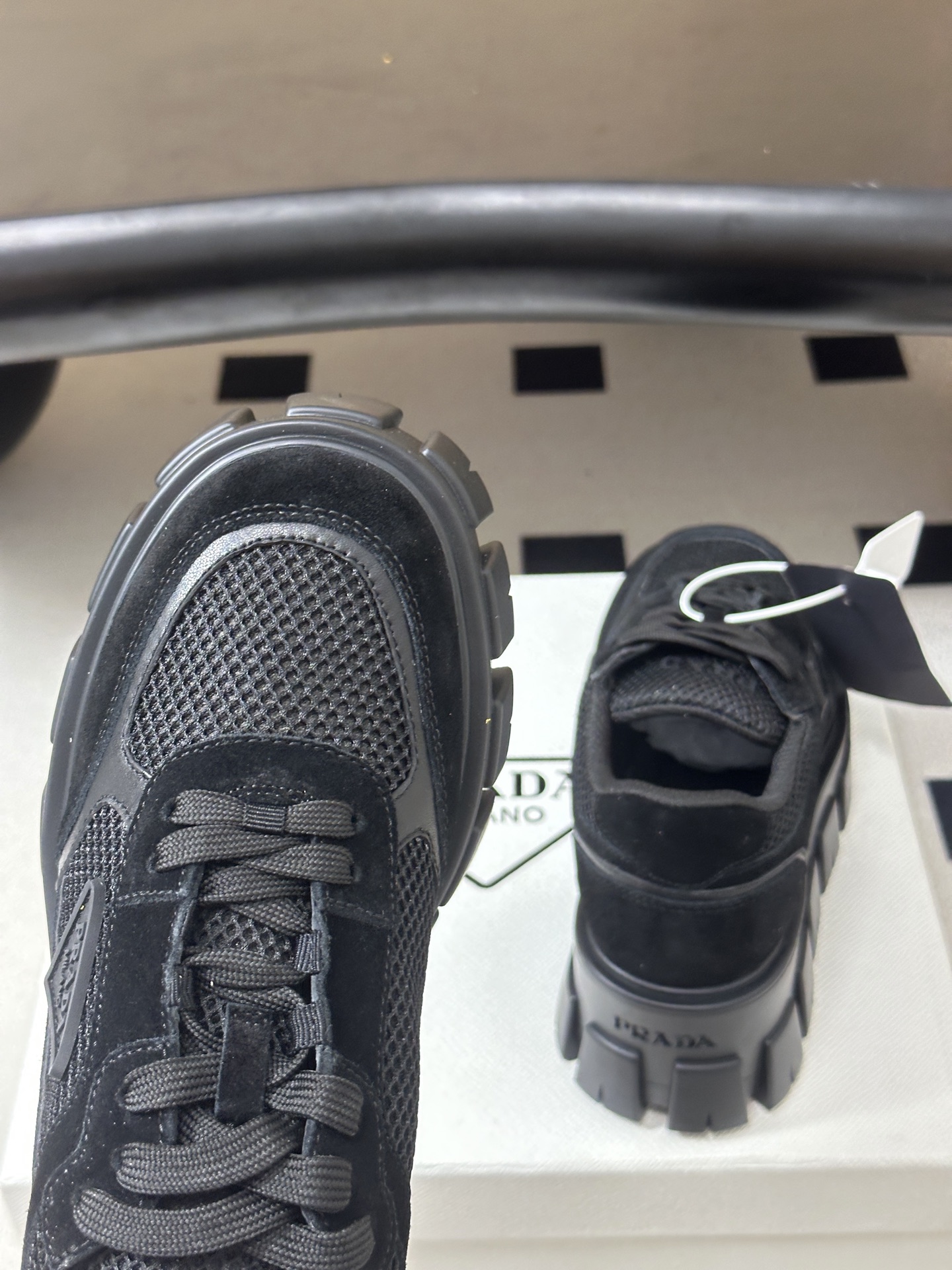 Prada 普拉达 26Fw秋季新款Monolith绒面皮革与网眼织物运动鞋超软松糕厚底系带网面休闲鞋 这款前卫新颖的运 Prada 普拉达 26Fw秋季新款Monolith绒面皮革与网眼织物运动鞋超软松糕厚底系带网面休闲鞋 这款前卫新颖的运