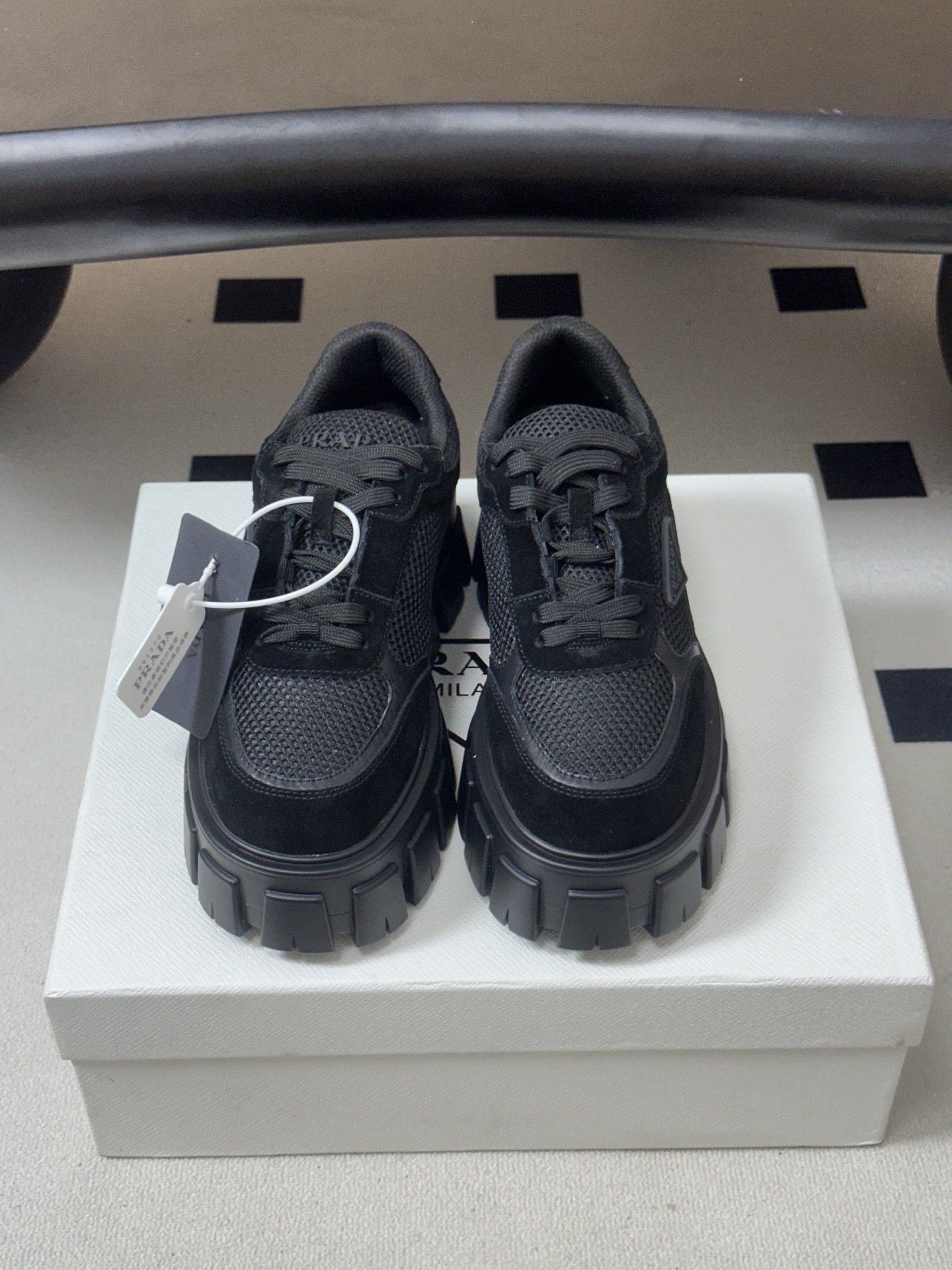 Prada 普拉达 26Fw秋季新款Monolith绒面皮革与网眼织物运动鞋超软松糕厚底系带网面休闲鞋 这款前卫新颖的运 Prada 普拉达 26Fw秋季新款Monolith绒面皮革与网眼织物运动鞋超软松糕厚底系带网面休闲鞋 这款前卫新颖的运