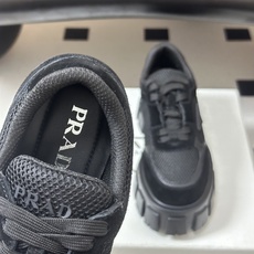 Prada 普拉达 26Fw秋季新款Monolith绒面皮革与网眼织物运动鞋超软松糕厚底系带网面休闲鞋 这款前卫新颖的运 Prada 普拉达 26Fw秋季新款Monolith绒面皮革与网眼织物运动鞋超软松糕厚底系带网面休闲鞋 这款前卫新颖的运